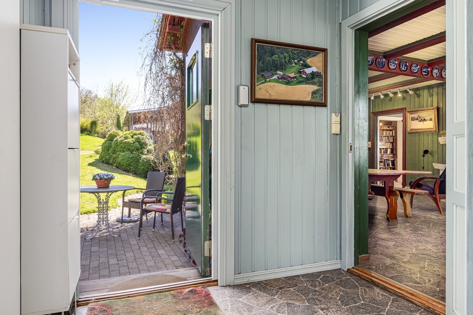 Du kommer videre inn i entréen med plass til oppbevaring av sko og yttertøy. Herfra er det adkomst til både bod, bad, vaskerom og kjøkken. Galleribilde