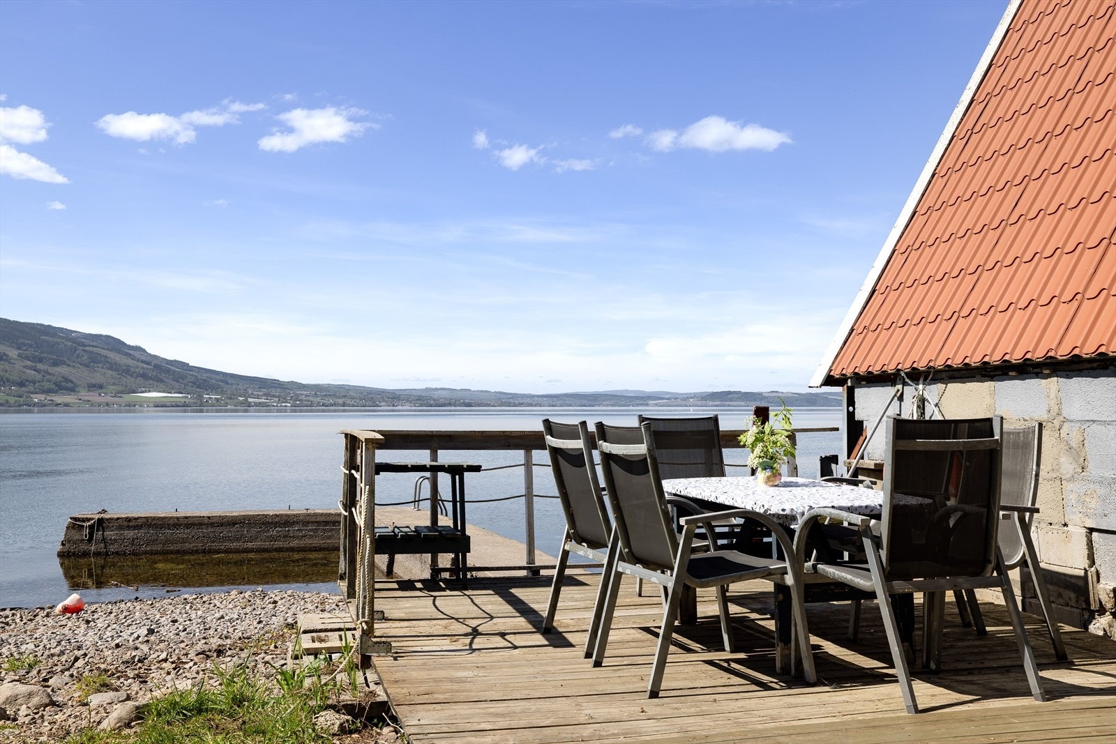 Utenfor båthuset er det en terrasse med plass til hagemøblement. Galleribilde
