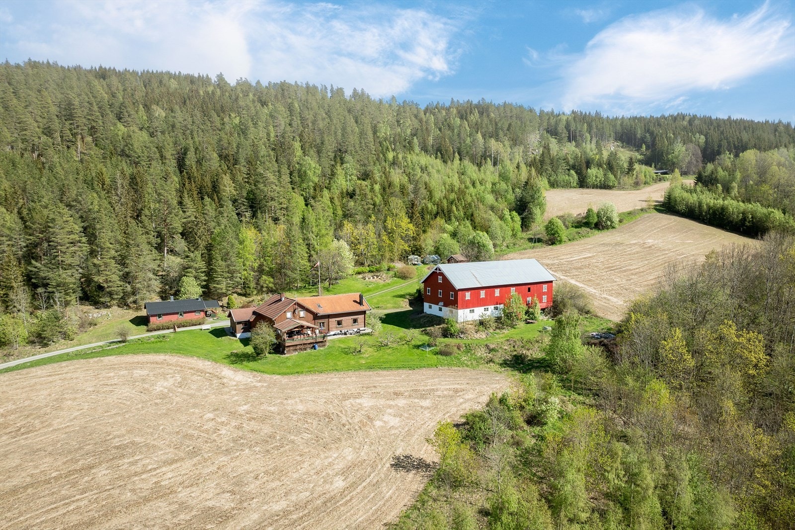 Eiendommen ligger i rolige og landlige omgivelser med skog og natur rett utenfor døra. Galleribilde