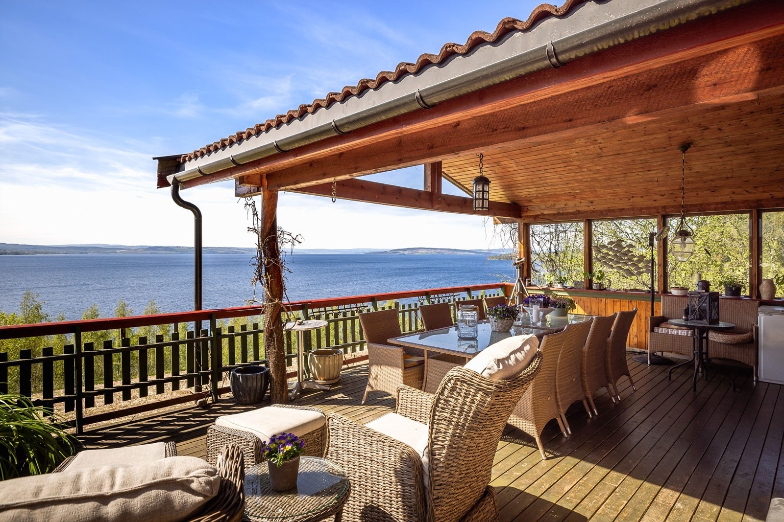 Det er utgang til den delvis overbygde terrassen som har fantastisk utsikt! Galleribilde
