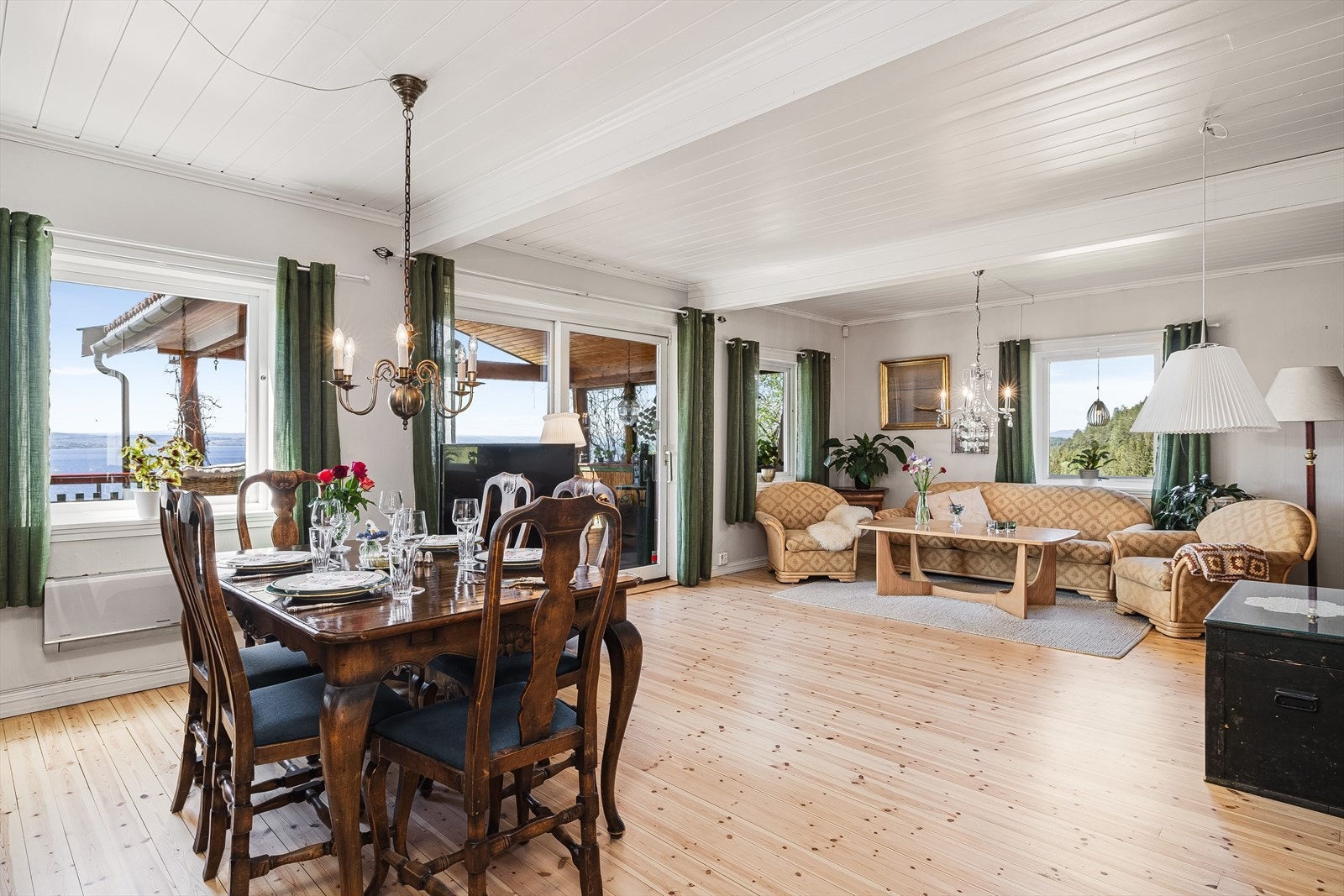 Her er det lysmalte vegger og tak og godt med vinduer som slipper inn rikelig med lys og ikke minst den flotte utsikten. Galleribilde