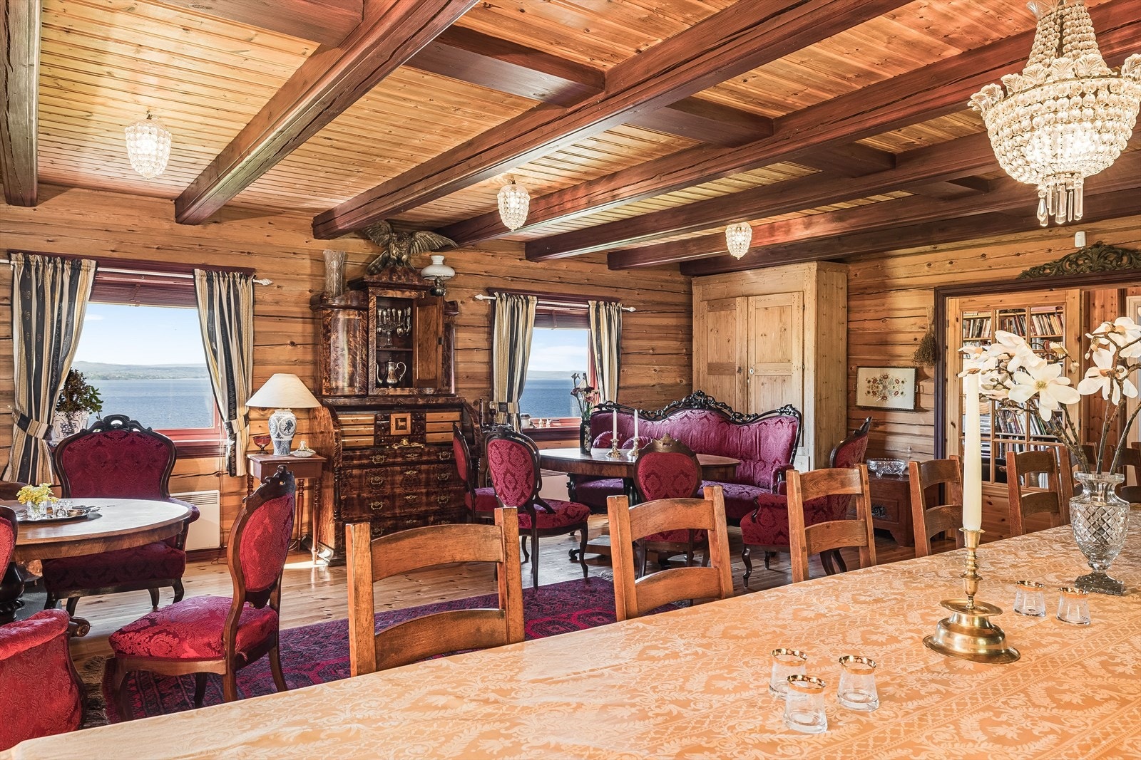 Også fra denne stua kan man nyte utsikten. I enden av rommet er det utgang. Galleribilde