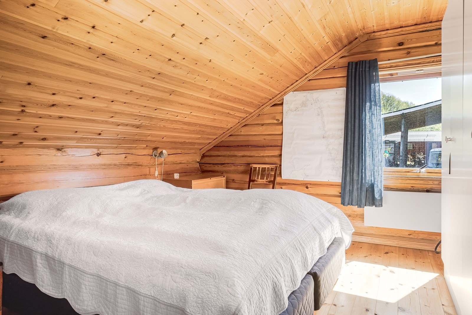 Soverom 1. Boligen har totalt fire soverom, som alle ligger i 2. etasje. Galleribilde