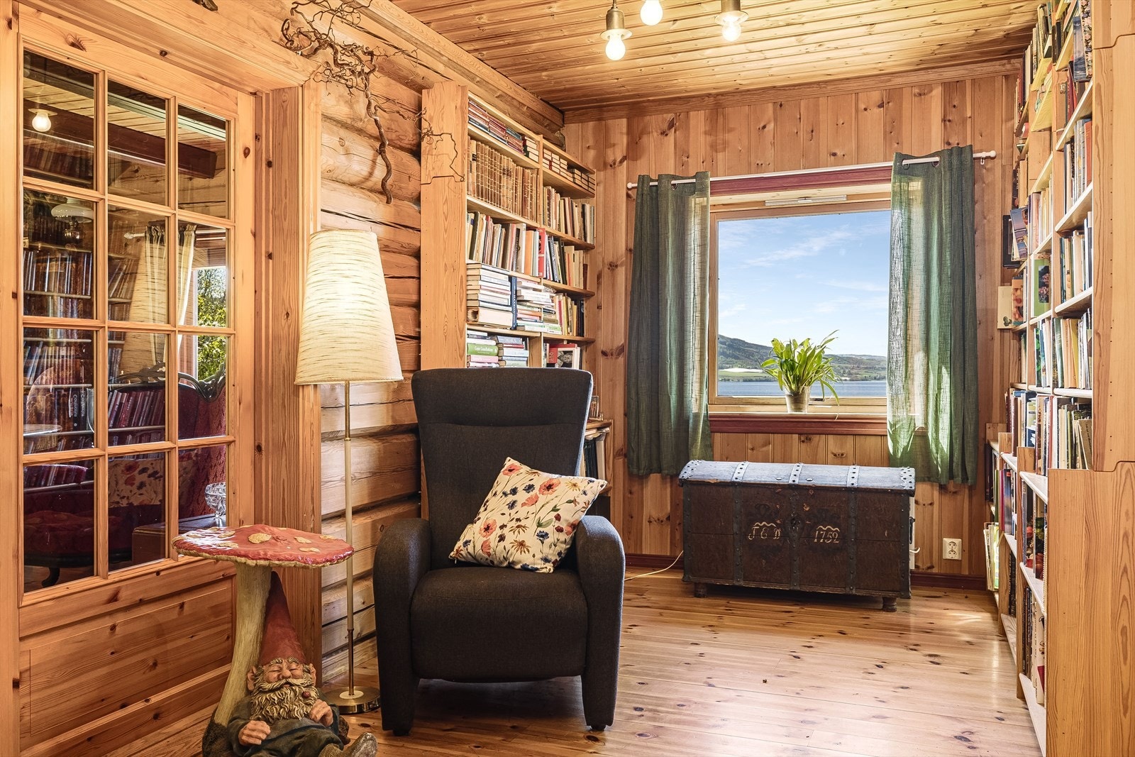 Bibliotek mellom de to stuene i 1. etasje. Galleribilde