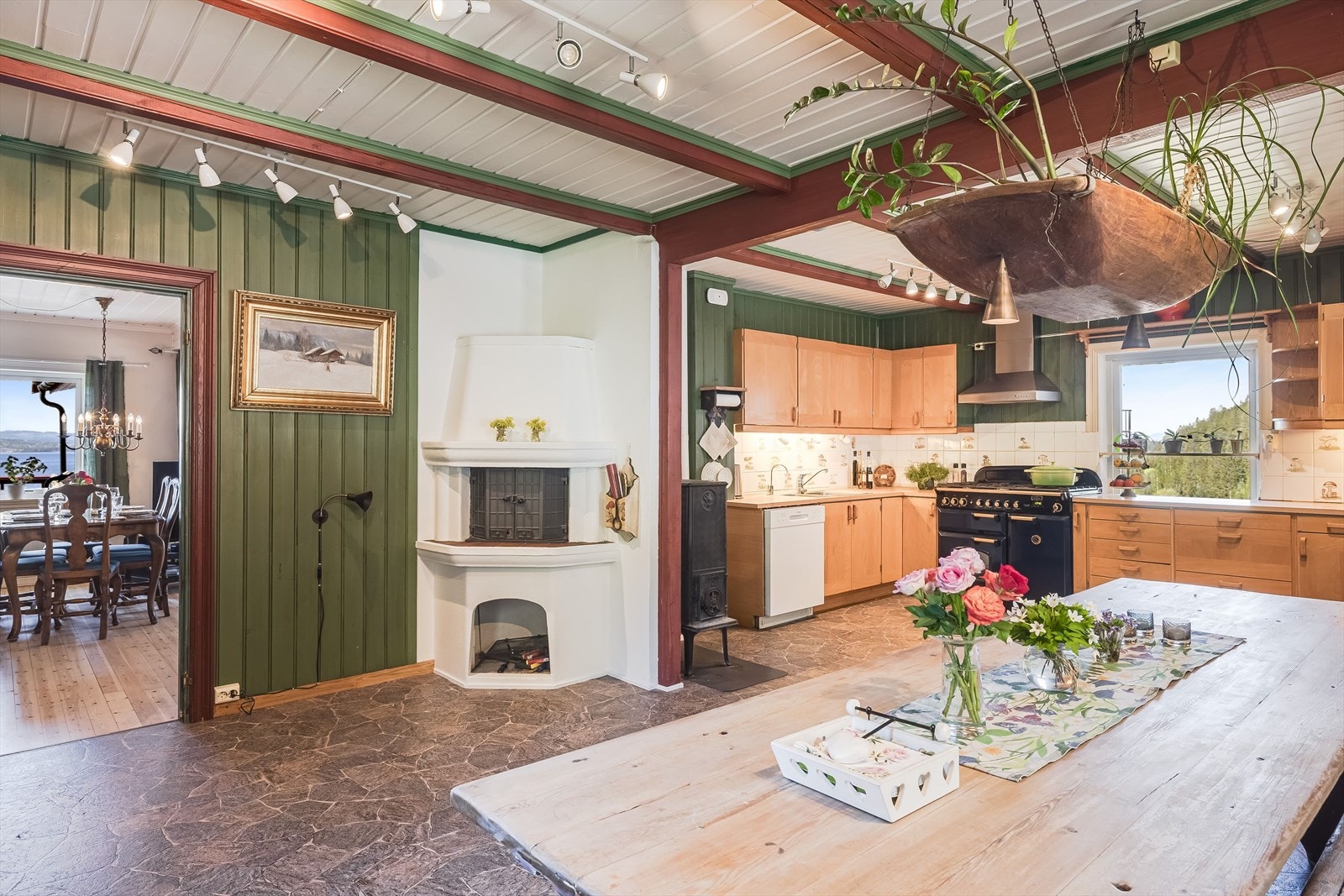 På kjøkkenet er det både vedovn og peis. Galleribilde