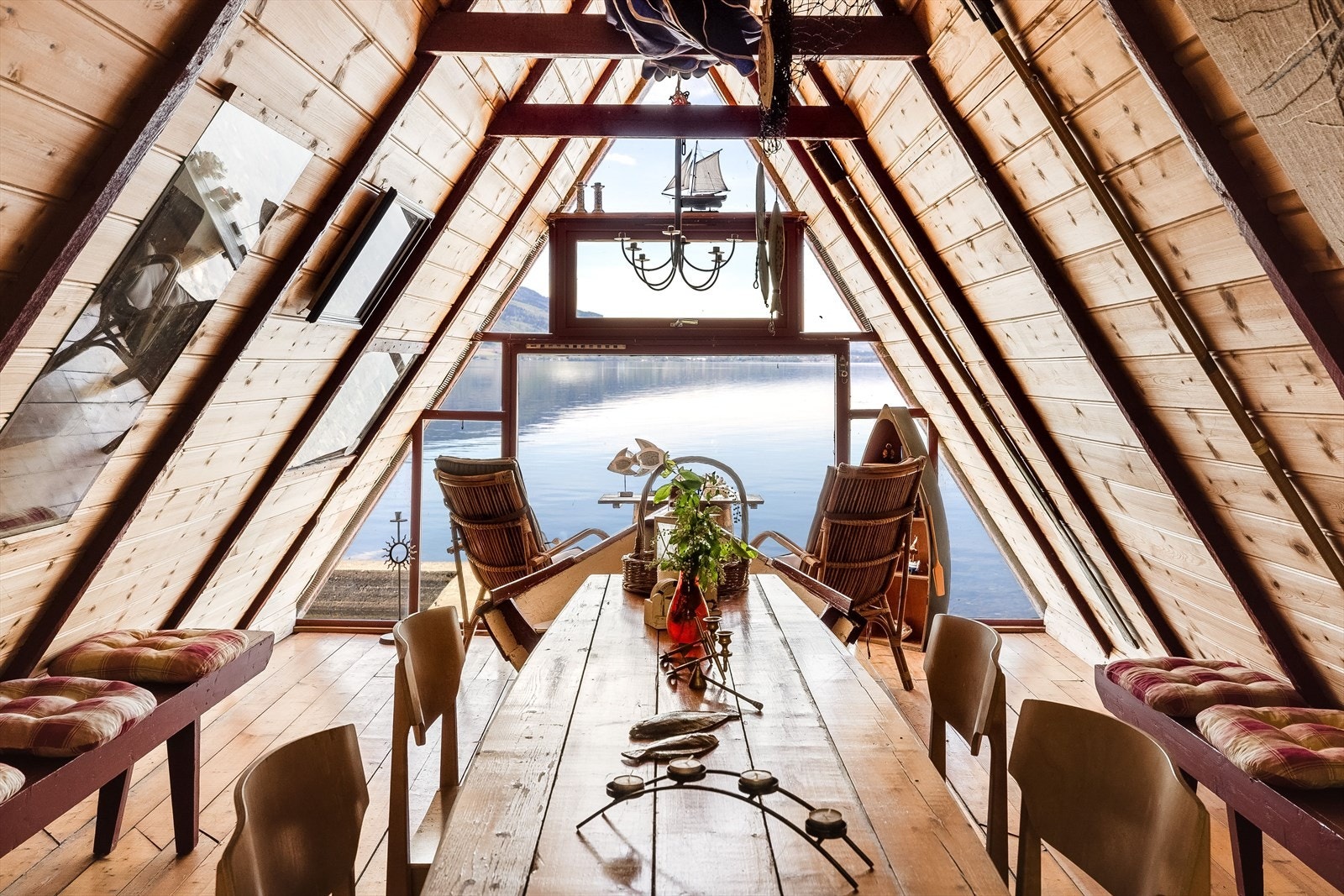 Båthuset er innredet med et sosialt rom rett i vantkanten. Galleribilde