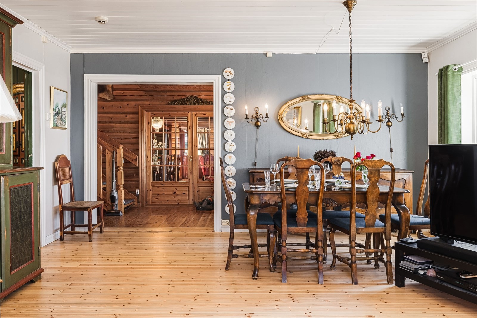 Videre gjennom dagligstua er det et lite bibliotek og trappegang til 2. etasje før man kommer inn i enda en stue. Galleribilde