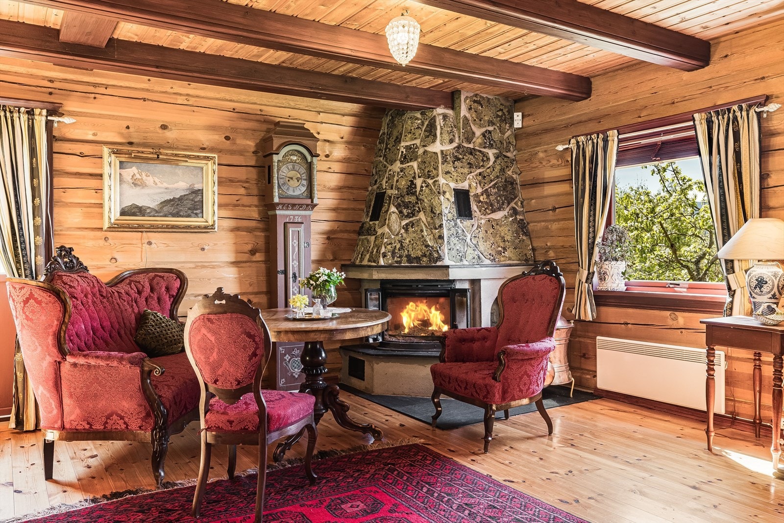 I hjørnet er det en peisovn som er god å ha på kalde dager. Galleribilde