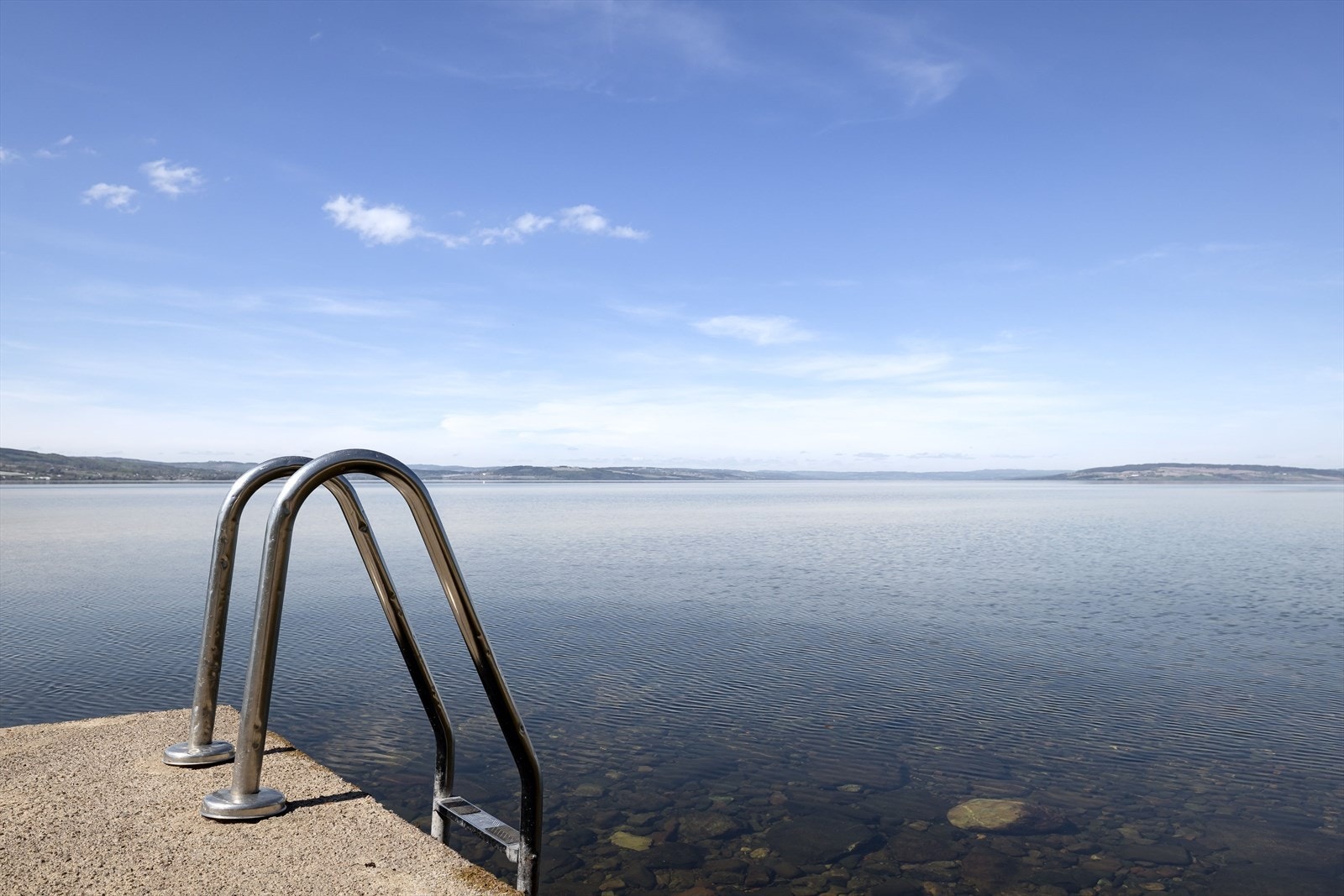 Brygge med stige som gjør det enkelt å ta seg et bad. Galleribilde