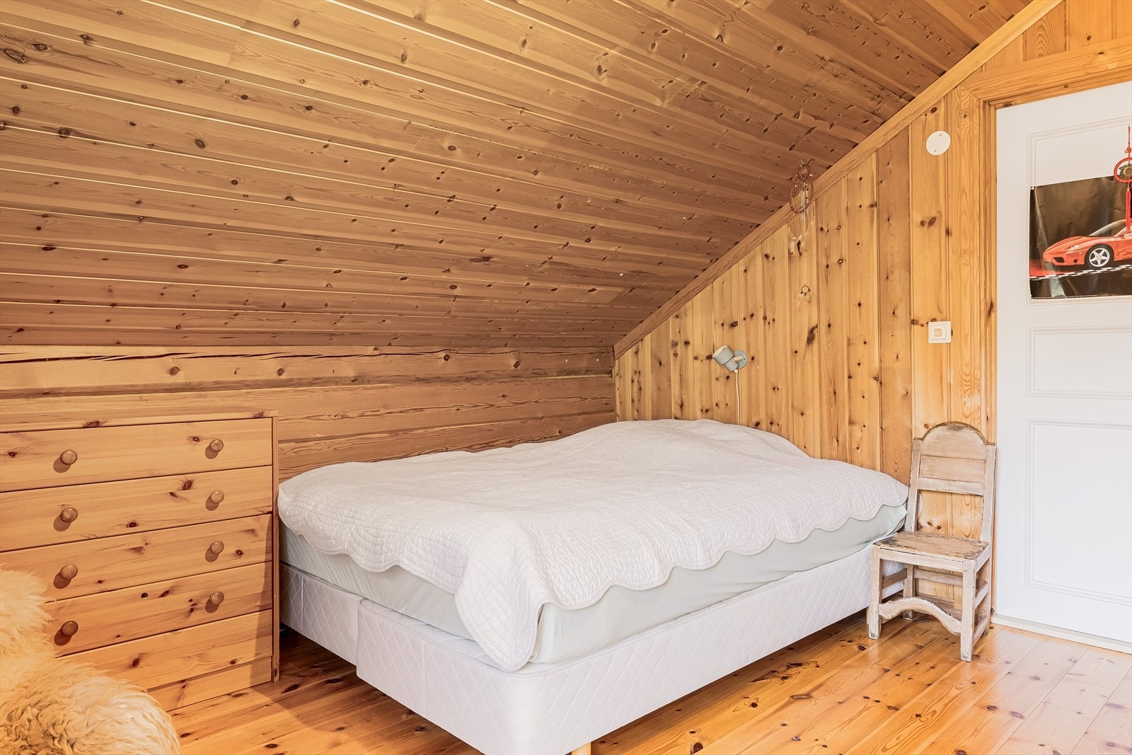 Soverommene ligger vi hver sin ende av etasjen og soverom 1 og to ligger mot sør. Galleribilde