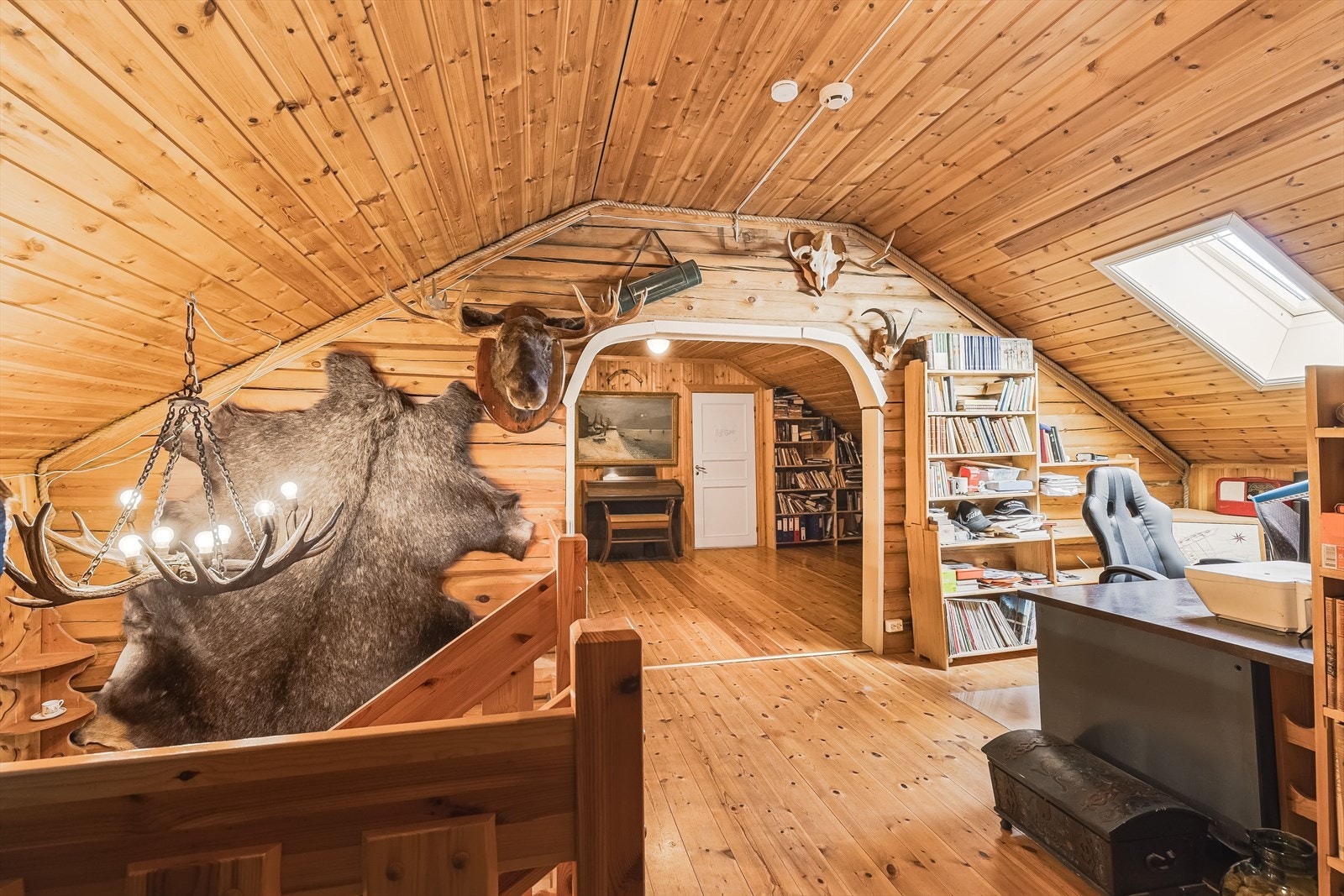 Boligen 2. etasje er også svært innholdsrik. Først kommer du til et todelt rom som fungerer fint som kontor og stue. Her er det bare å tilpasse etter behov. Galleribilde