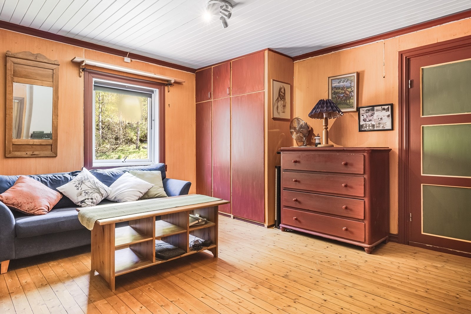 Rommet har innebygde gardrobeskap og ellers plass til ytterligere møbler som sofa og andre oppbevaringsmøbler. Galleribilde