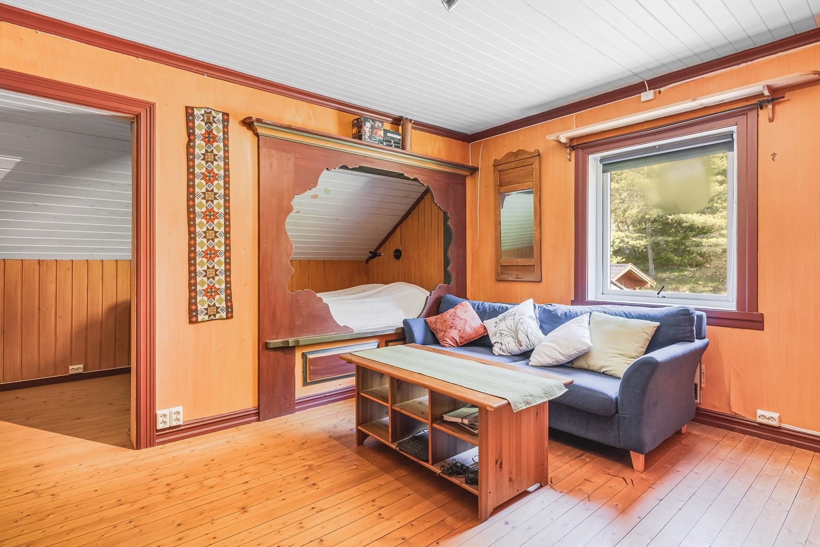 Soverom 3. Stort soverom mot nord hvor det i kneveggen er laget en sovealkove. Galleribilde