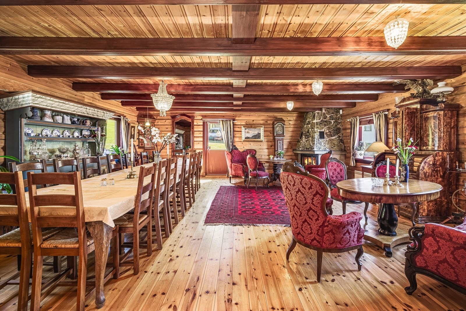 Stor stue som er perfekt for større lag og samlinger. Her er det plass til et meget langt spisebord i tillegg til flere sofagrupper. Galleribilde