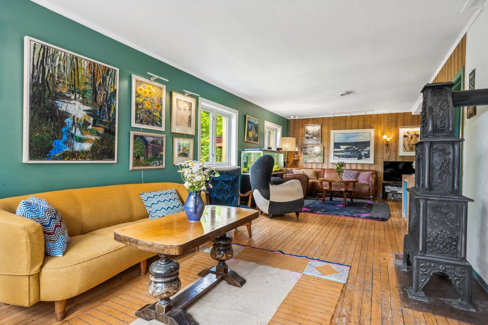 Koselig stue med peisovn som gir ekstra kos og hygge på kalde kvelder. Galleribilde