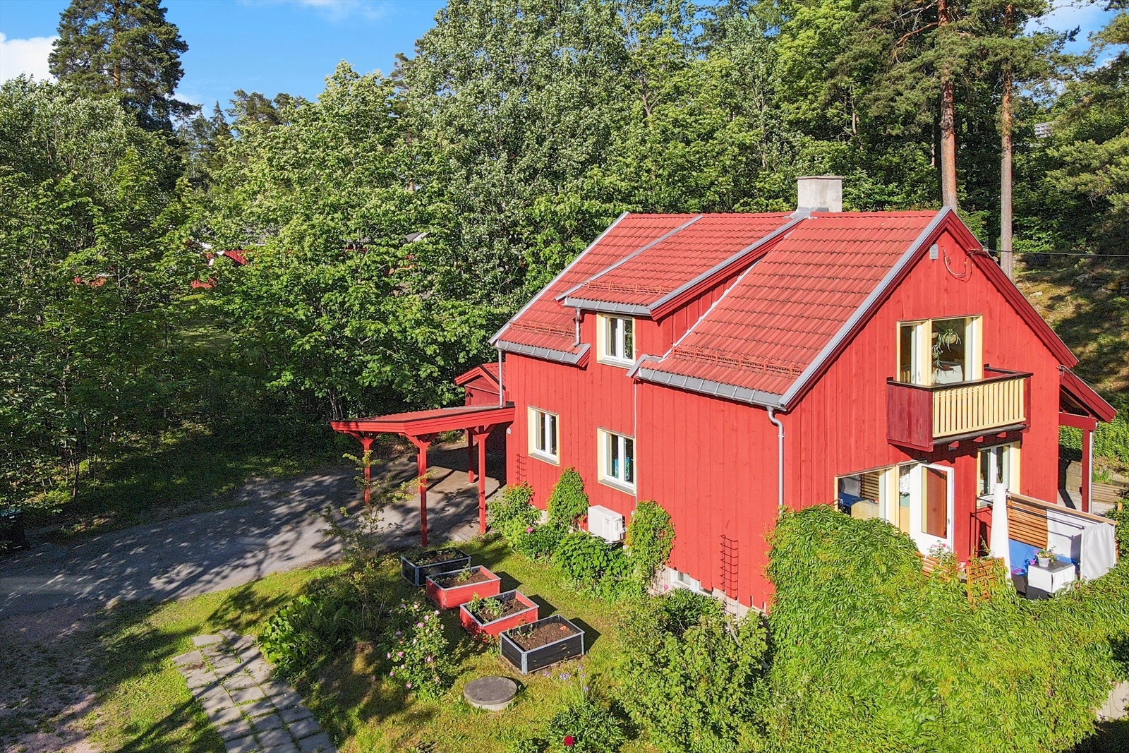 Pent opparbeidet tomt asfaltert frem til garasjen og belegningsstein i området ved inngangspartiet. Galleribilde