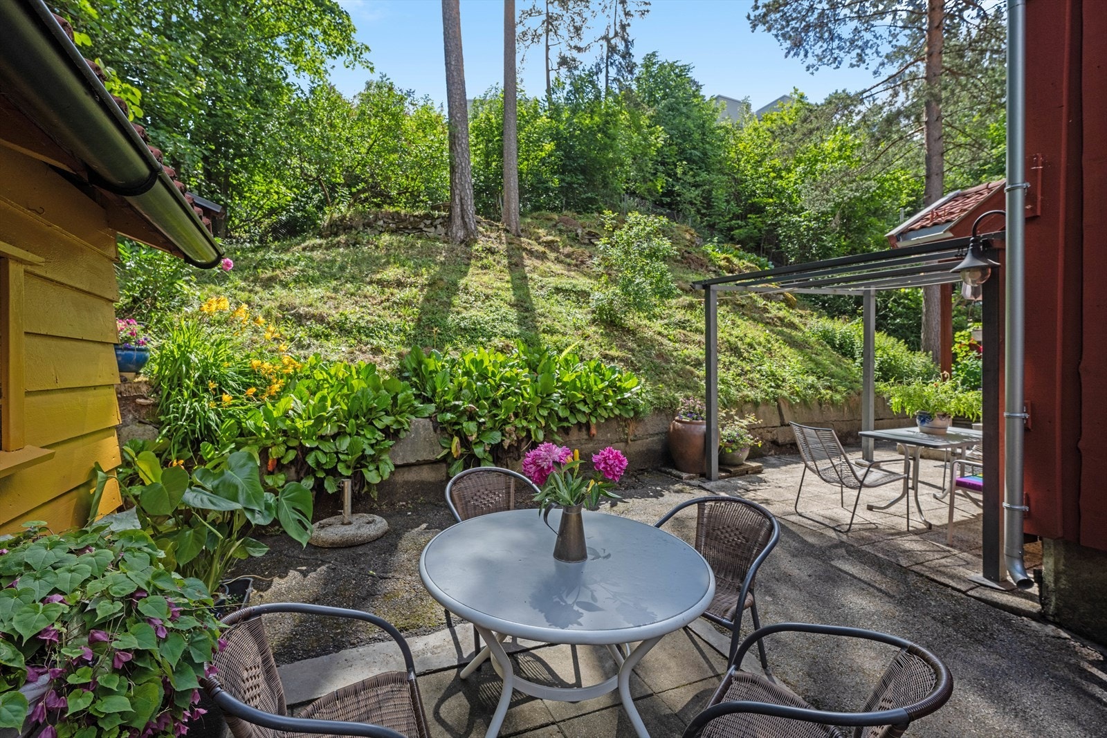 Boligen ligger inntil Slemmestadveien og derfor godt isolert. Galleribilde