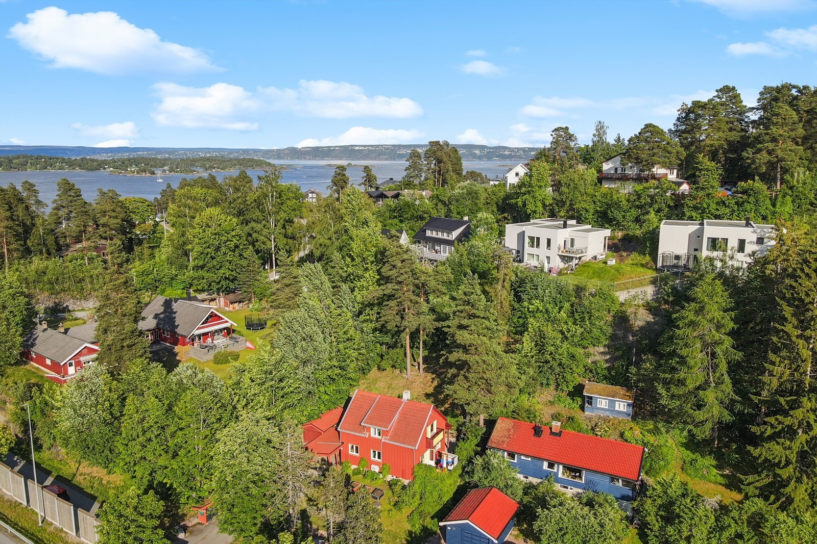 Landlige omgivelser med nærhet til sjøen og fine turområder. Galleribilde