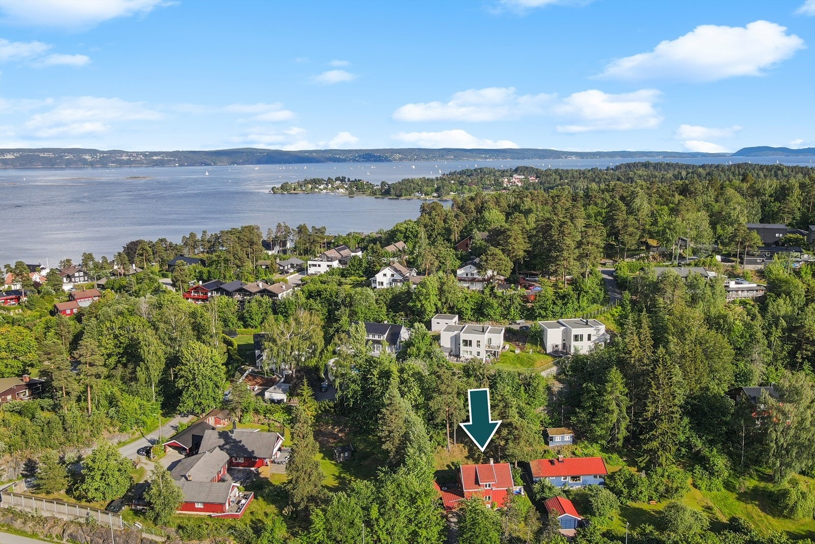 Eiendommen er beliggende i et svært populært område på Syverstad/Hvalstrand i Asker. Galleribilde