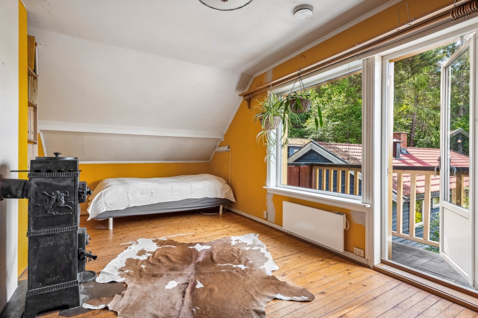 Soverom 1 med adkomst til en sydvestvendt balkong på ca. 2 m², med fin utsikt over nærområdet. Galleribilde