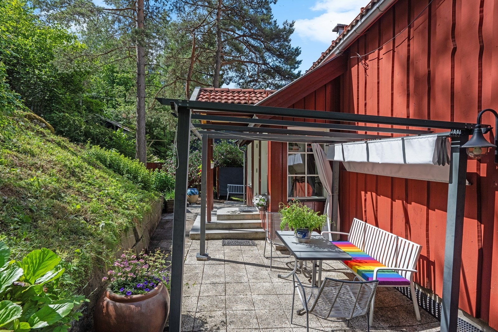 Her er det mulig å trekke over for å få skygge og holde deg kjølig på varme sommerdager. (Pergola medfølger ikke bolig) Galleribilde
