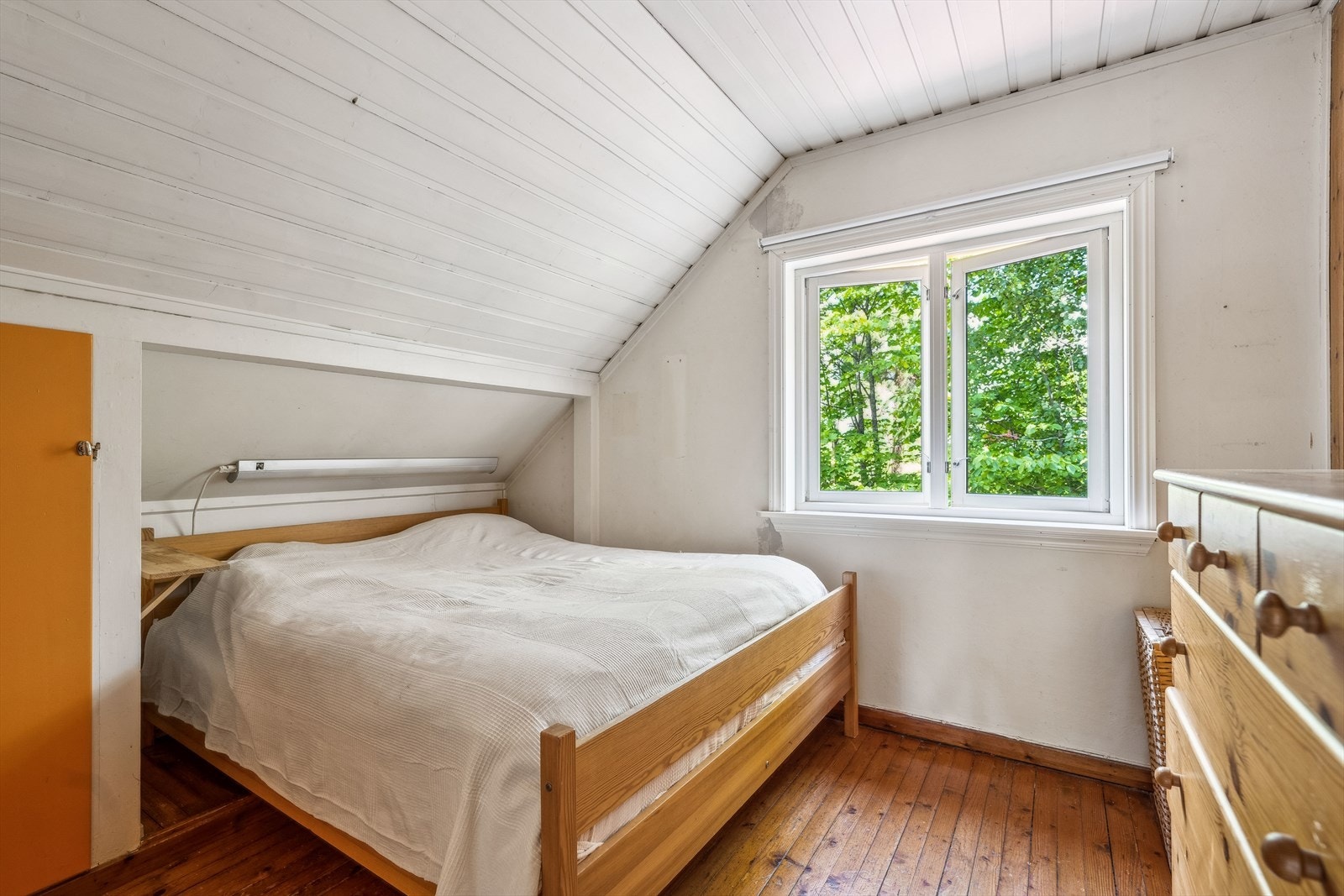 Soverom 2 - lysstoffrør over alle sengene medfølger ikke. Galleribilde