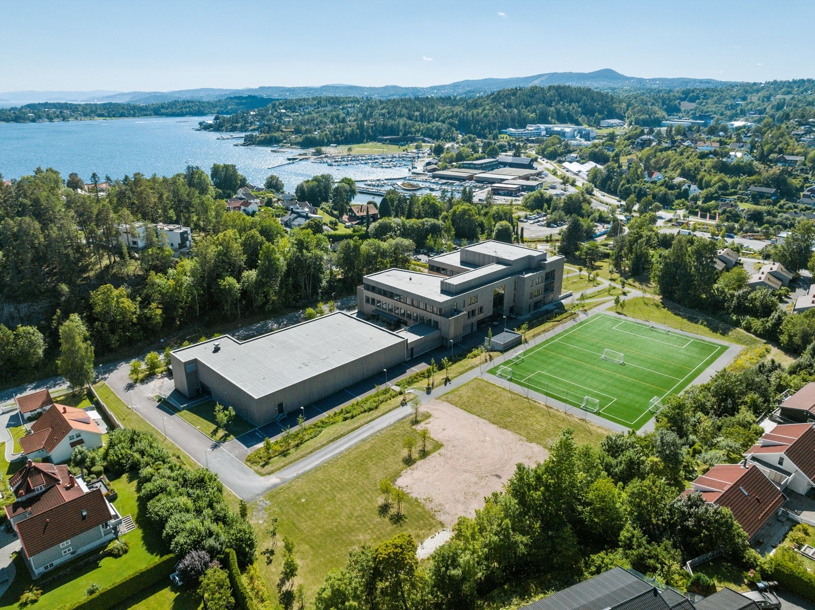 Fotballbane i nærheten. Kort avstand til Holmensenteret, Holmenskjæret og Idrettsanlegget. Galleribilde