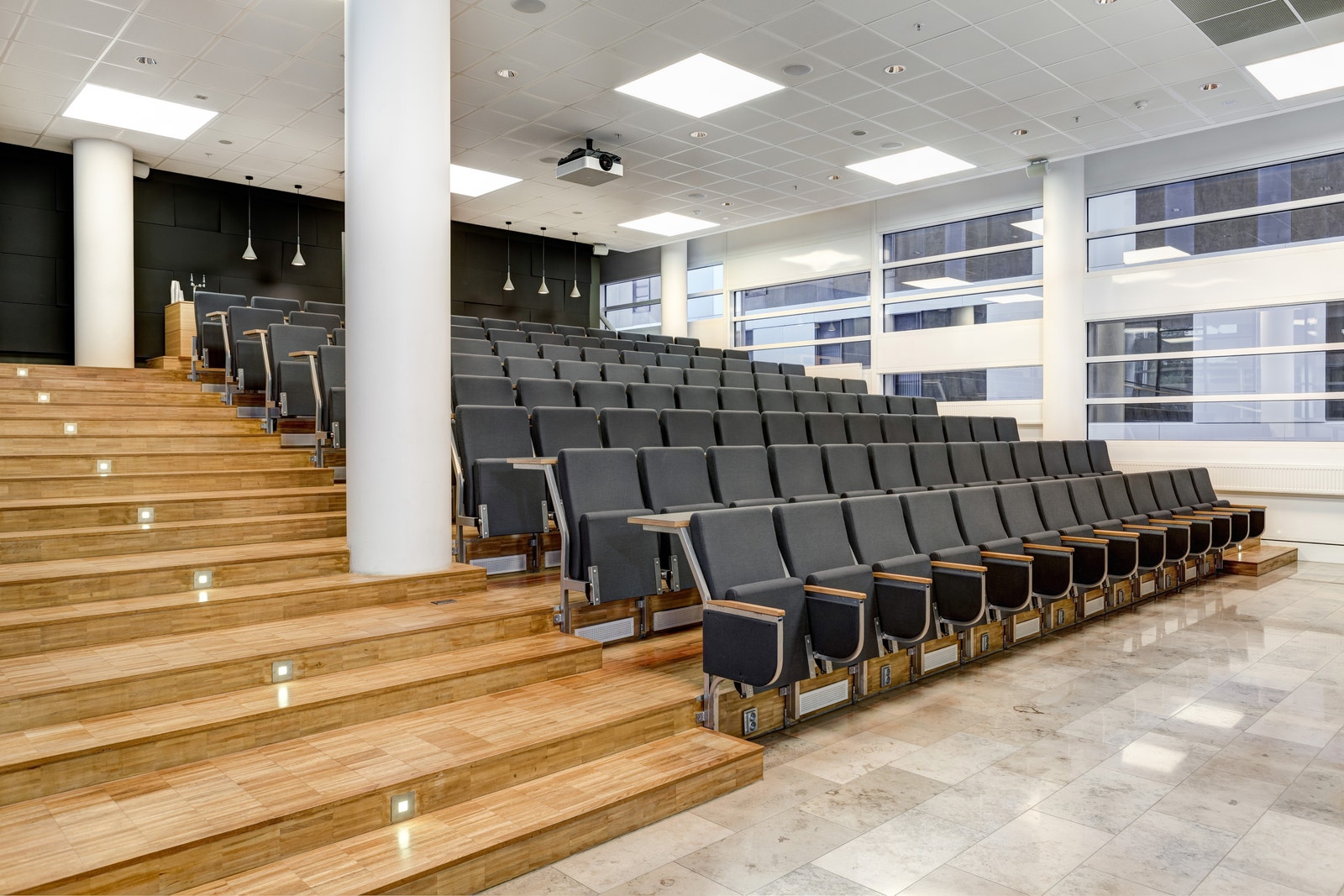 Flott auditorium ved hovedresepsjonen, kapasitet for 104 personer Galleribilde