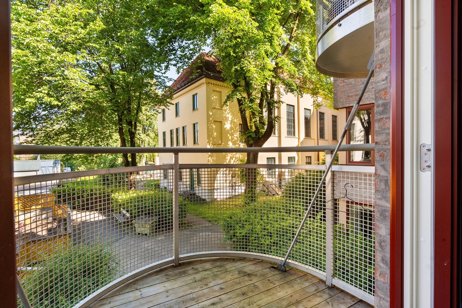 Balkongen er på 2 kvm, og er vendt mot den skjermede bakgården. Galleribilde