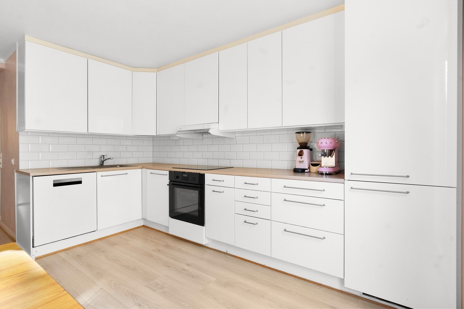 Innredningen har lyse glatte skapfronter, samt benkeplate av laminat. Galleribilde