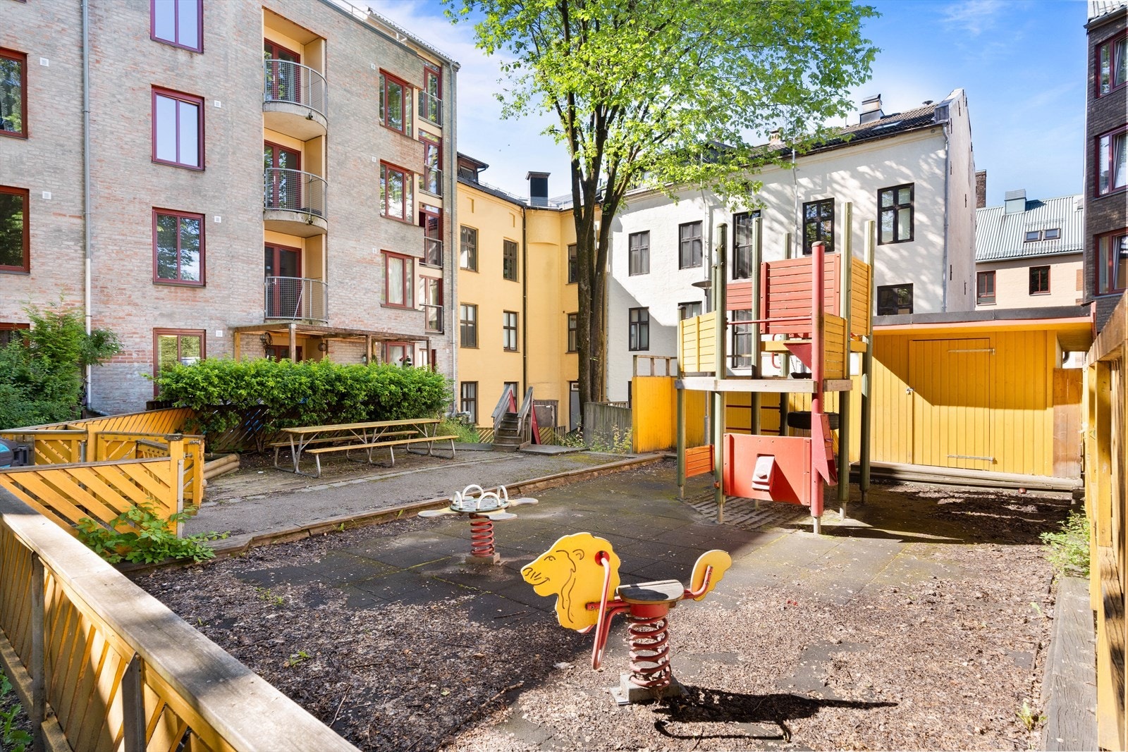 Borettslagets fellesarealer er fint opparbeidet, med sittebenker, lekeplass etc. Galleribilde