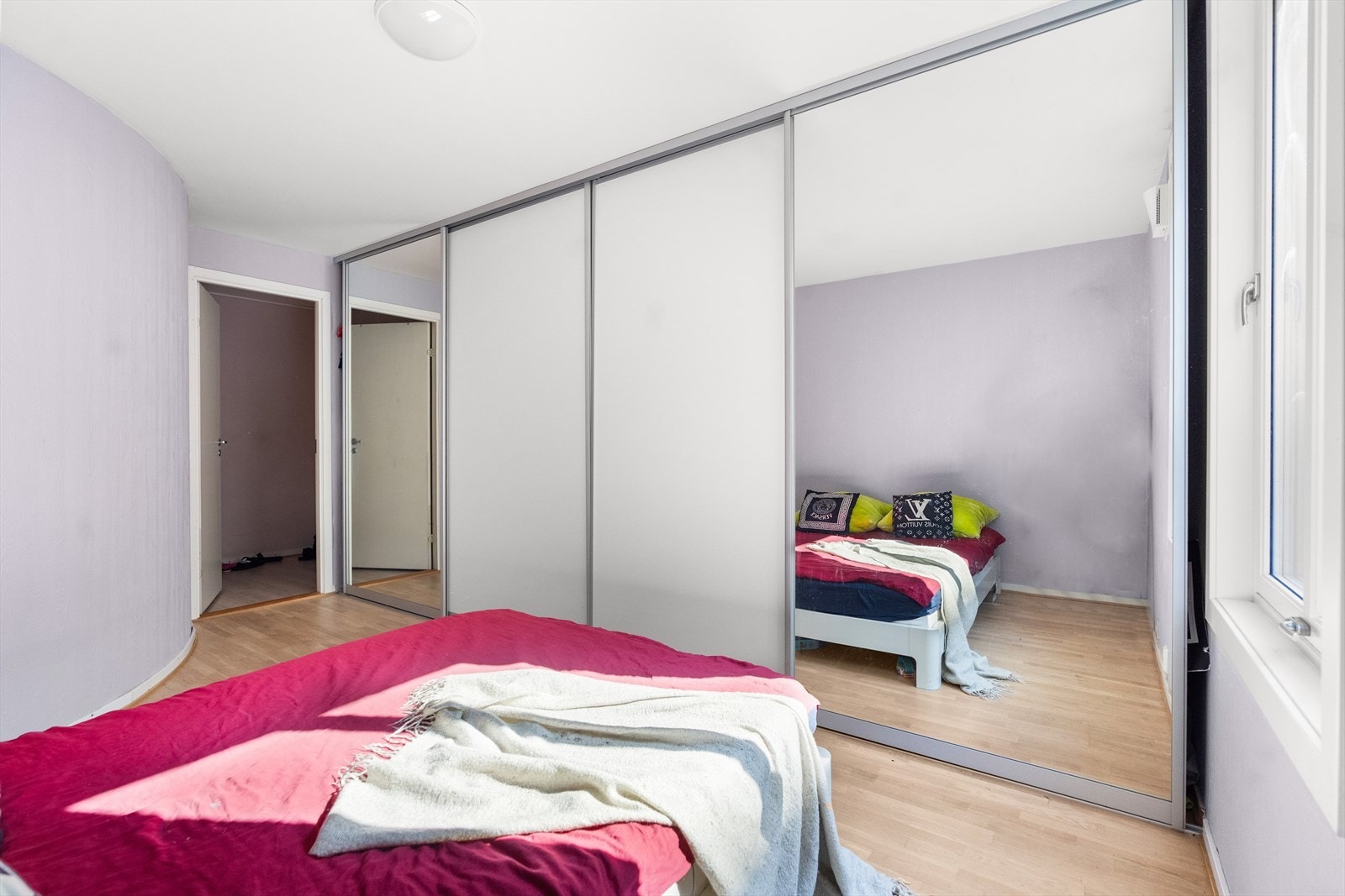 Det er godt med oppbevaringsplass i stor skyvedørsgarderobe i rommet. Galleribilde