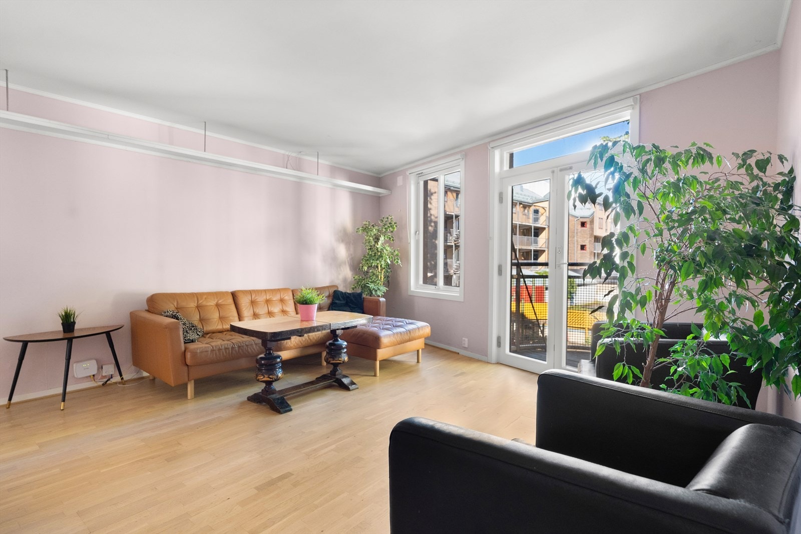 Leiligheten ligger fint til i 2. etasje, og har et stort og lyst oppholdsrom vendt mot bakgården. Galleribilde