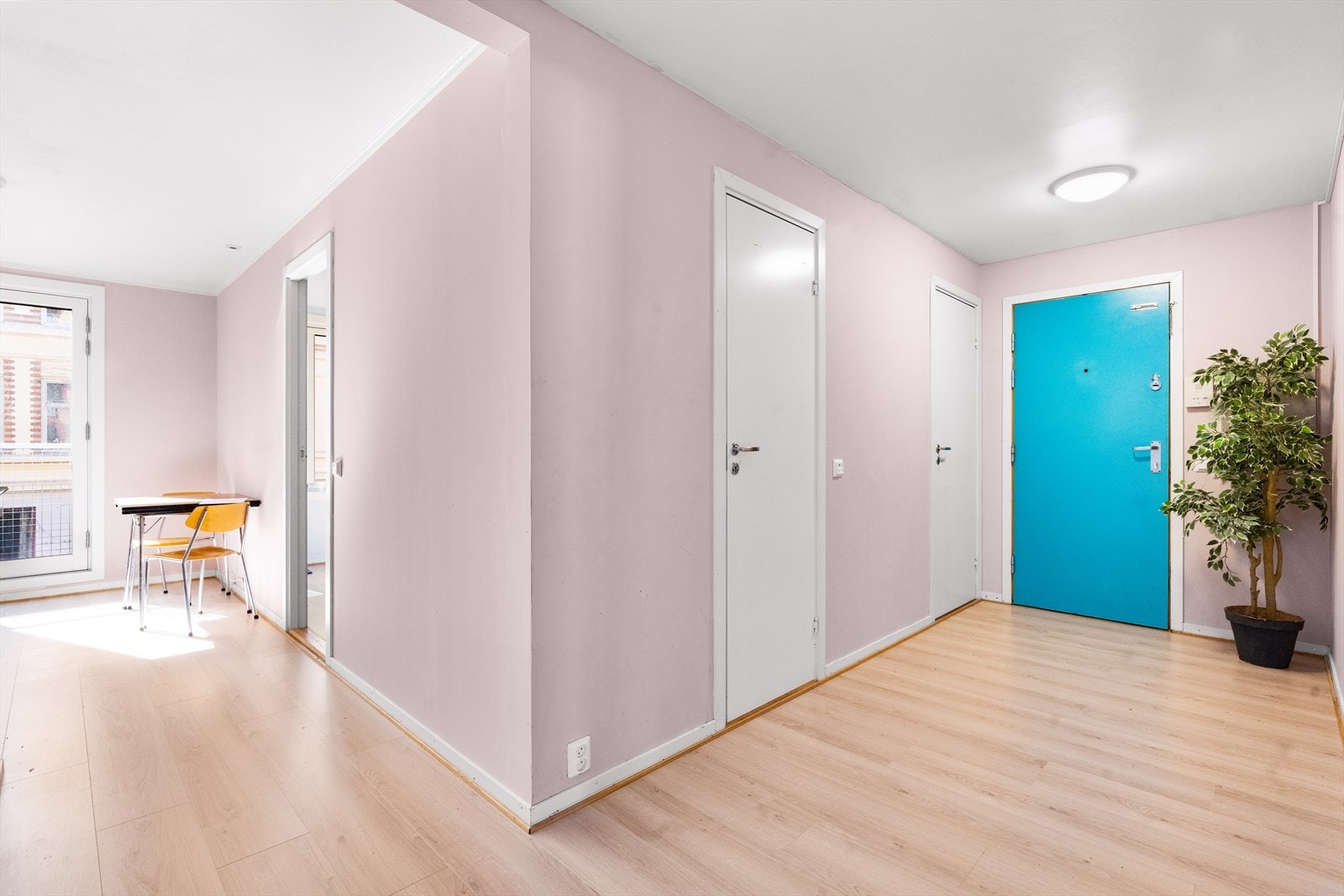 Leiligheten har en lys og romslig entré, med plass til å henge fra seg yttertøy og sette fra seg sko. Galleribilde