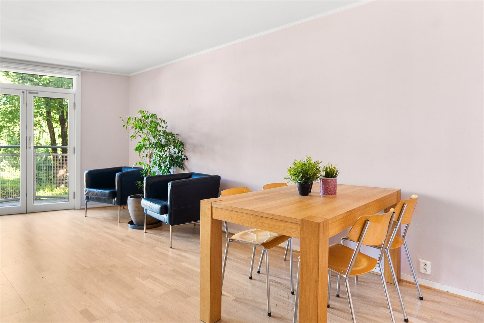 Det er parkett på gulvet, samt malte vegg-/takflater. Galleribilde