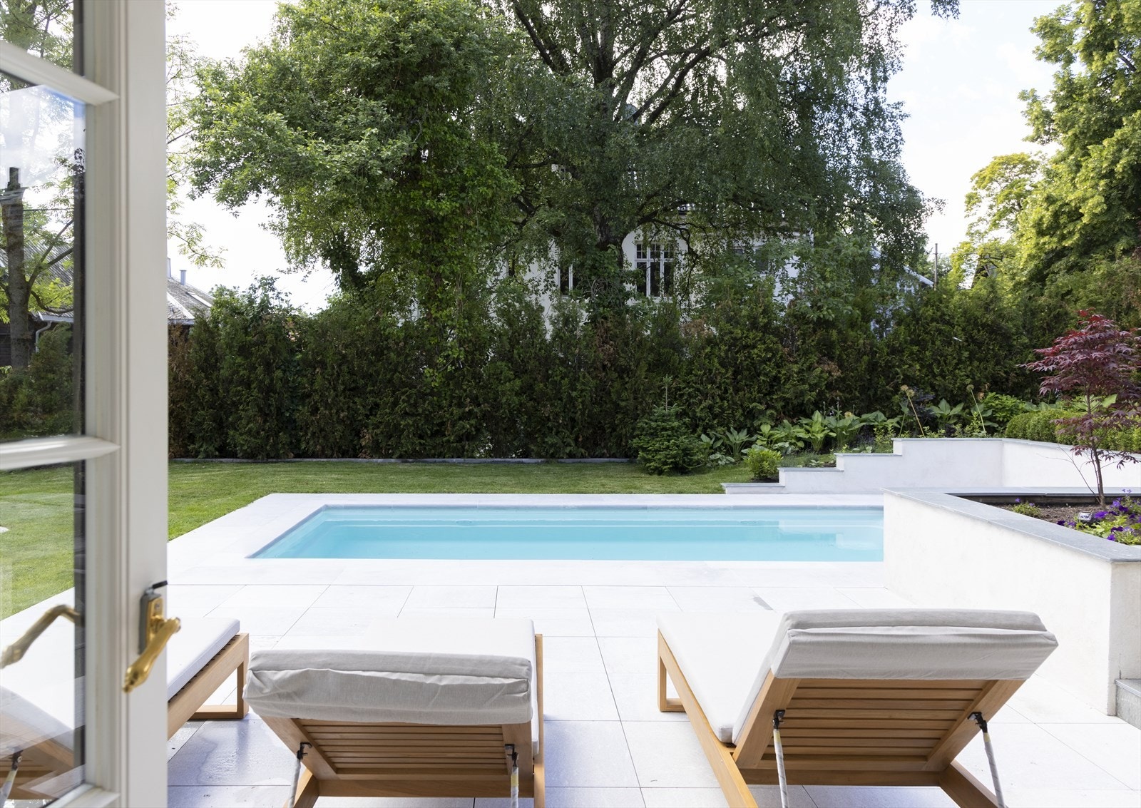 Hver eneste detalj er nøye gjennomtenkt, og all innredning er skreddersydd og designet av anerkjente Gathe + Gram, noe som sikrer en unik stil. Galleribilde