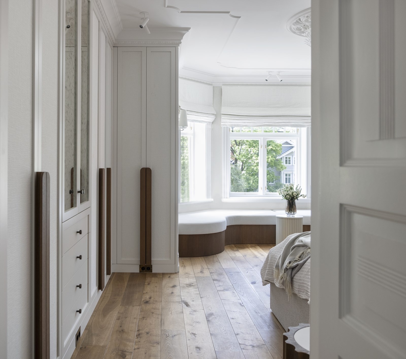 Meget innbydende hovedsoverom med spesiallaget innredninger og rikelig med oppbevaringsplass. Galleribilde