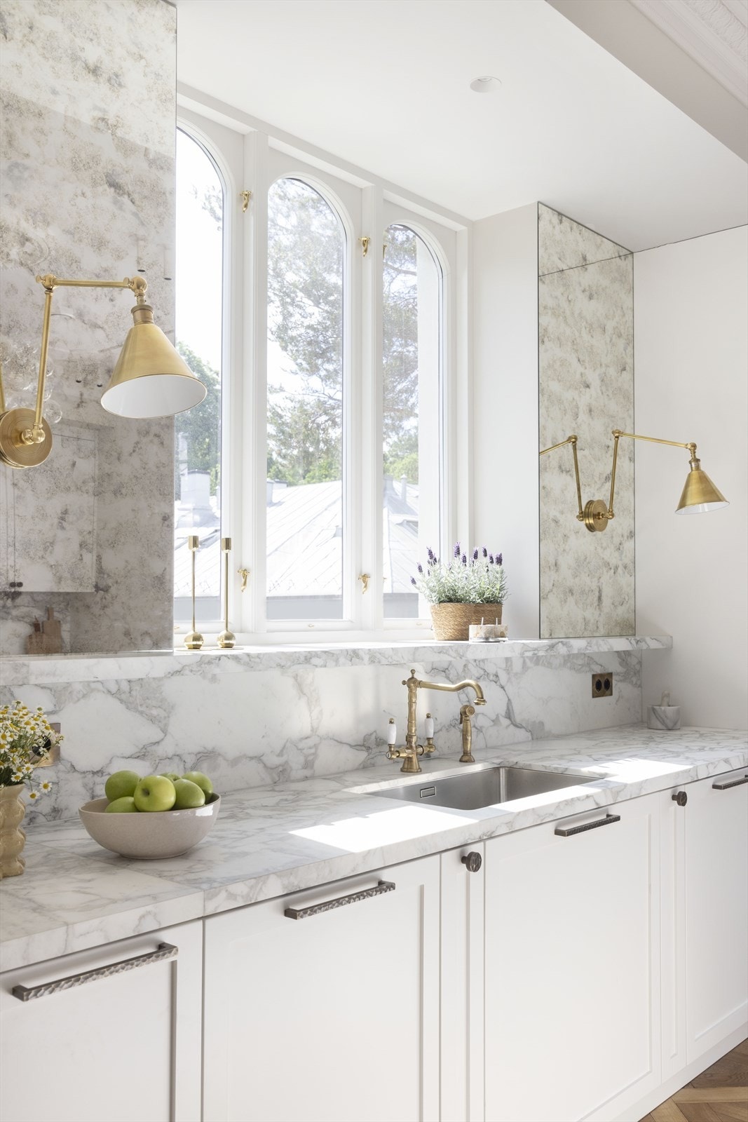 Innredningen har profilerte, lyse fronter med håndtak i mørk utførelse og utstrakt bruk av marmor på vegger og benkeplate. Galleribilde