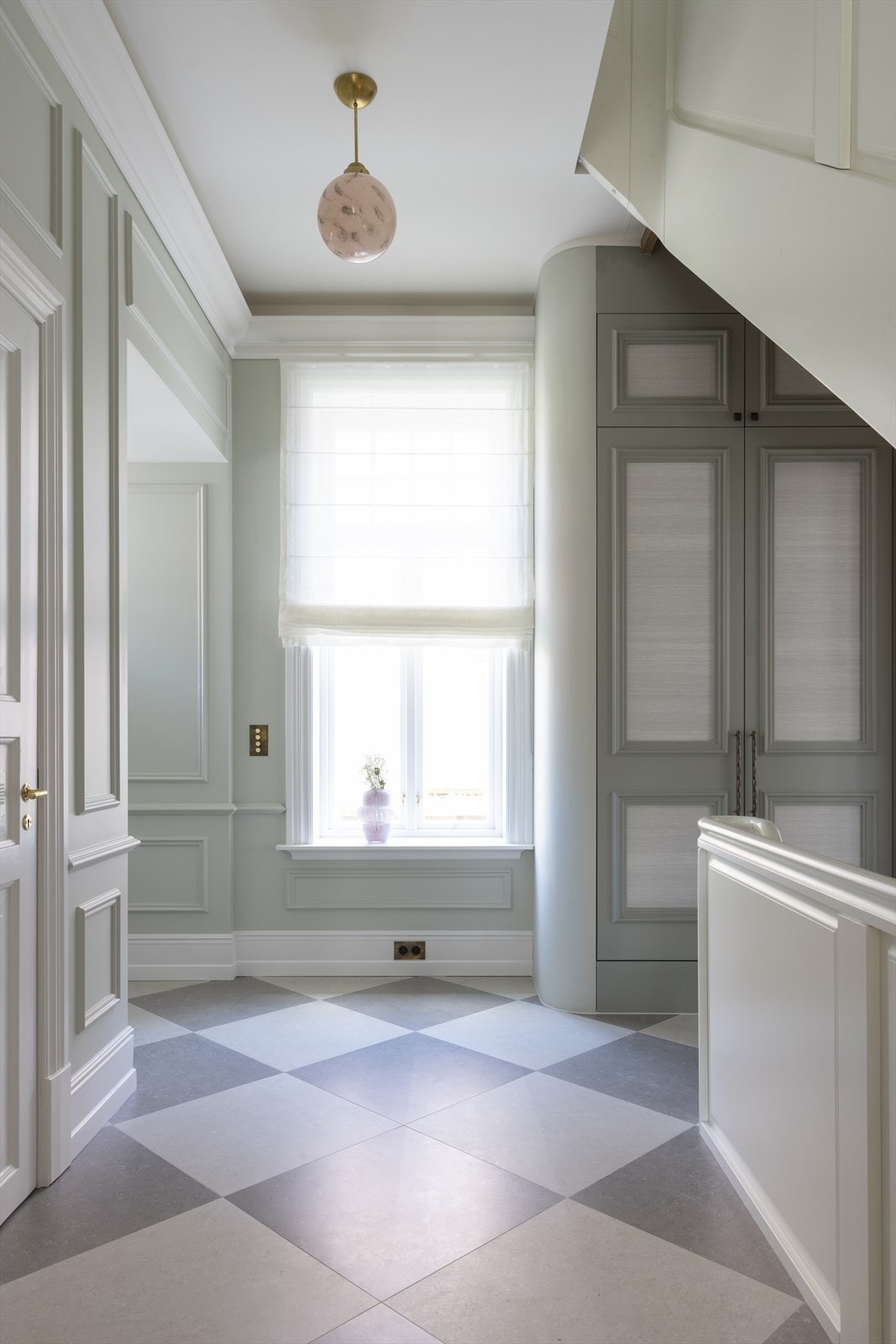 Gjennomgående er moderne overflater og eksklusive løsninger med fokus på kvalitet uten å gå på kompromiss med det stilrene designet. Galleribilde