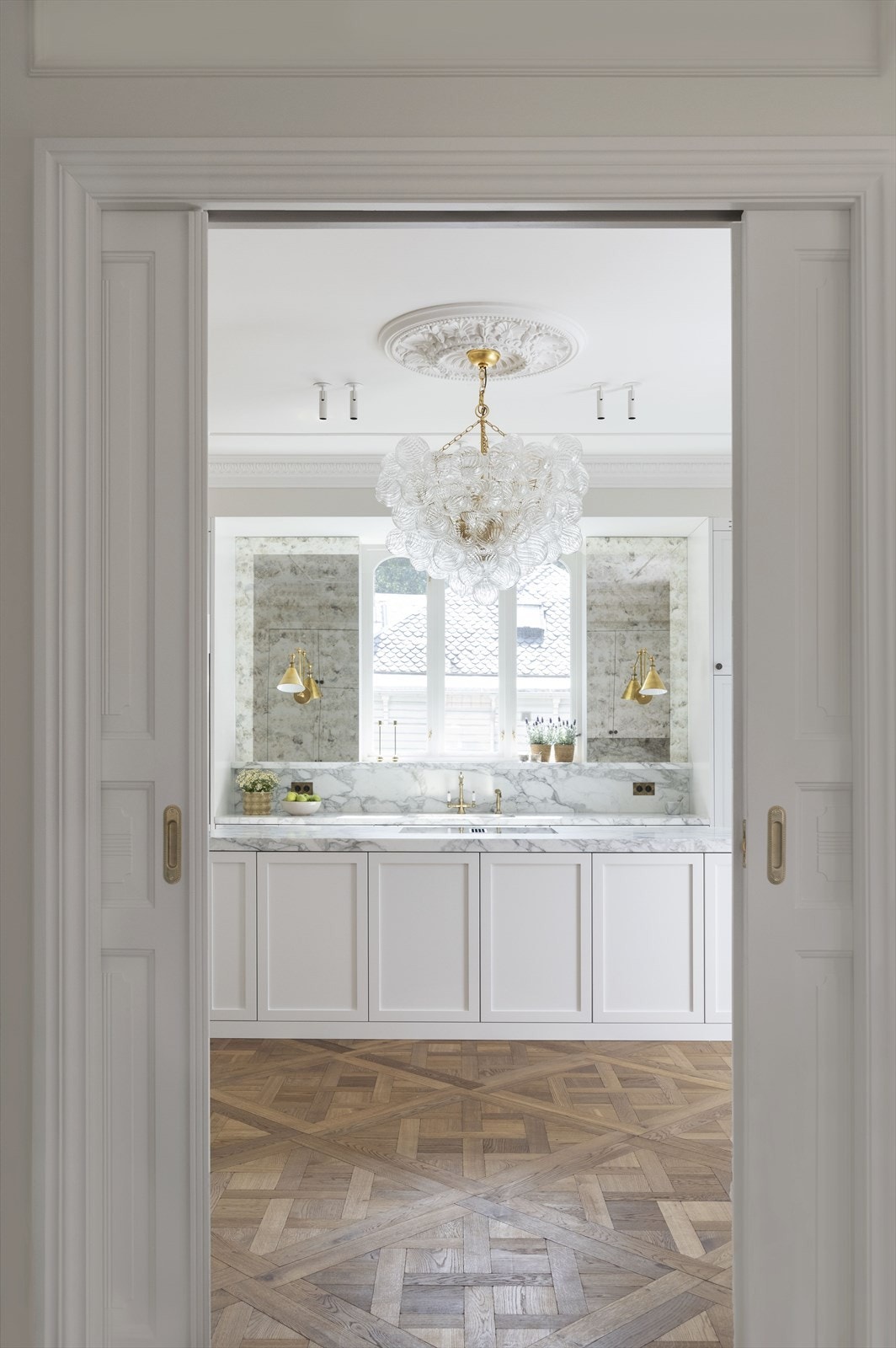 Eksklusivt, spesiallaget kjøkken med flotte detaljer som står i stil med resten av boligen. Galleribilde