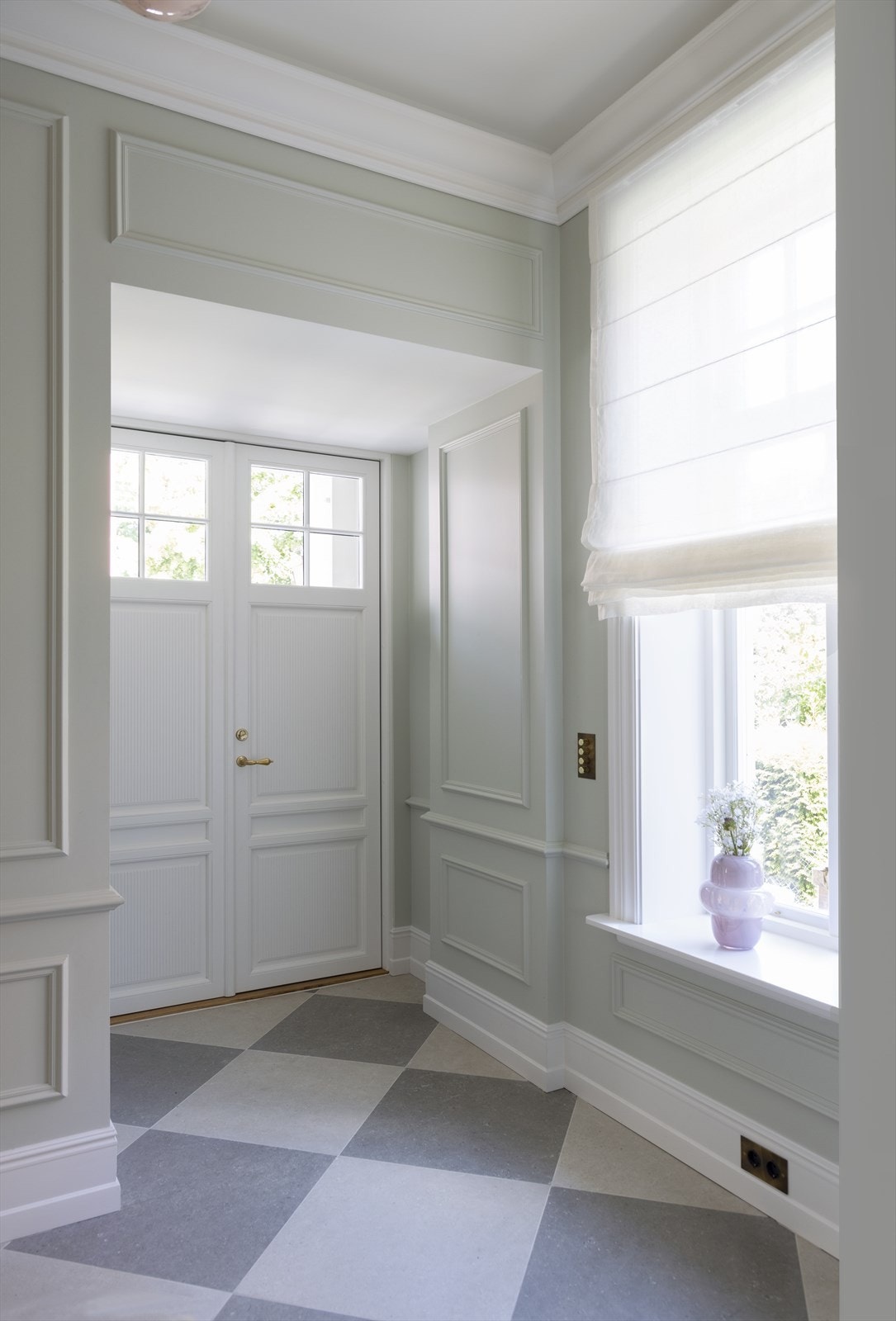 Lys og luftig hall som gir et hyggelig førsteinntrykk. Galleribilde