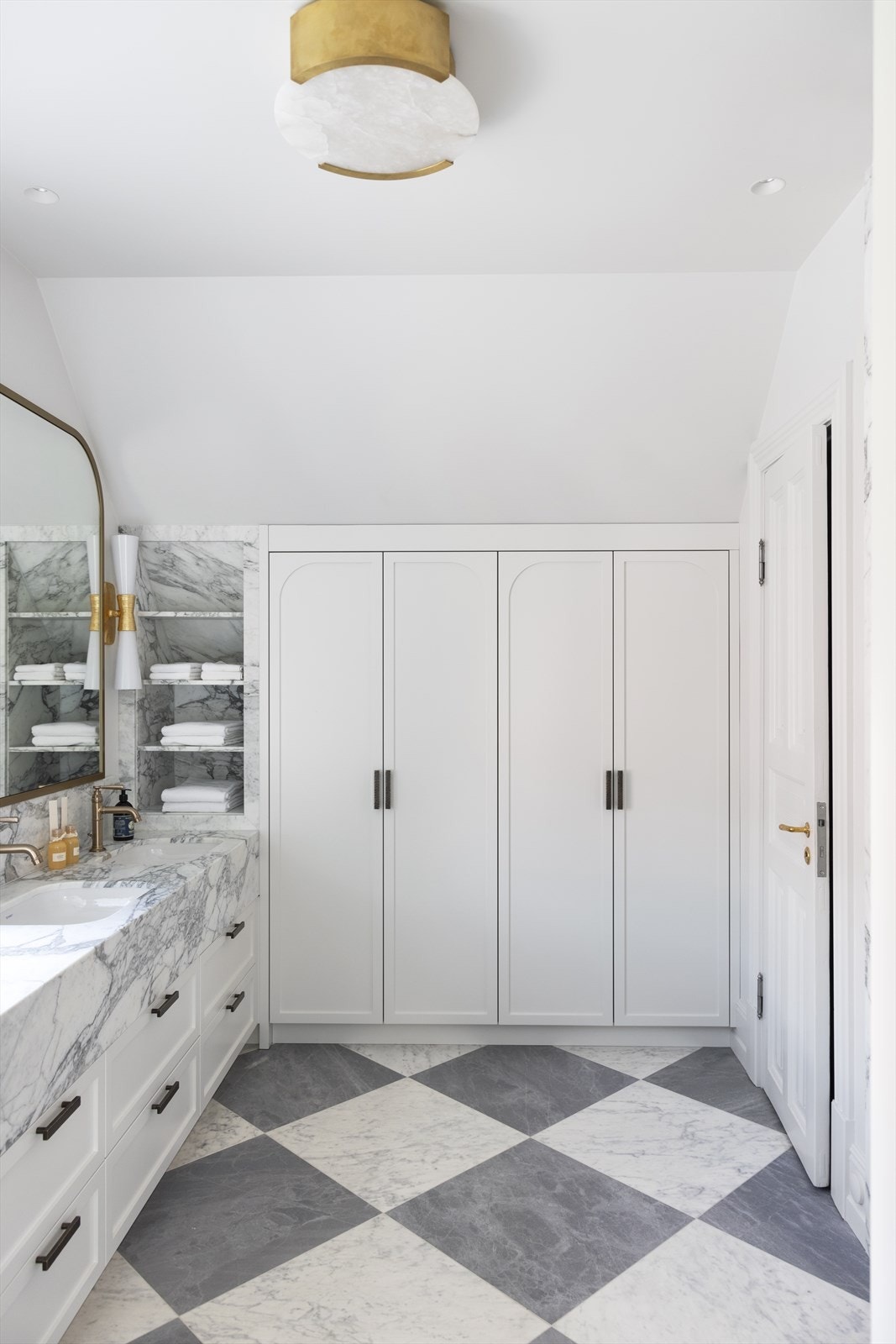 Badet er innredet med baderomsinnredning fra vegg til vegg, med dype skuffer som gir god lagringsplass. Galleribilde