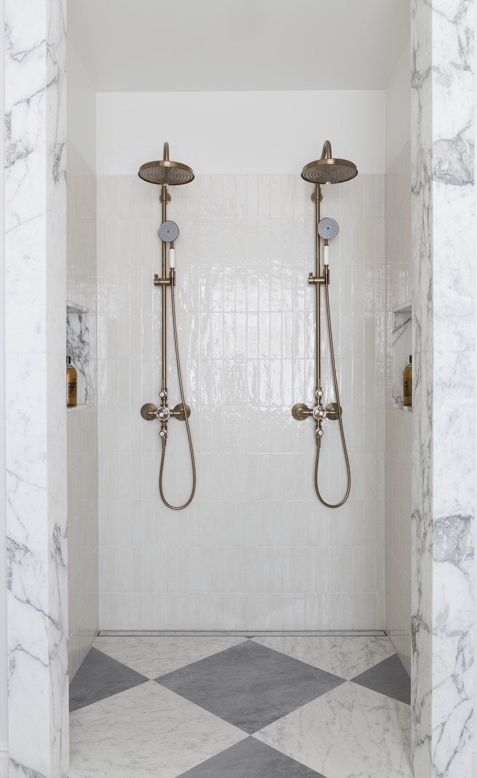 På baderommet er det også en egen dusjsone med dobbeldusj og flotte fliser på veggene. Galleribilde