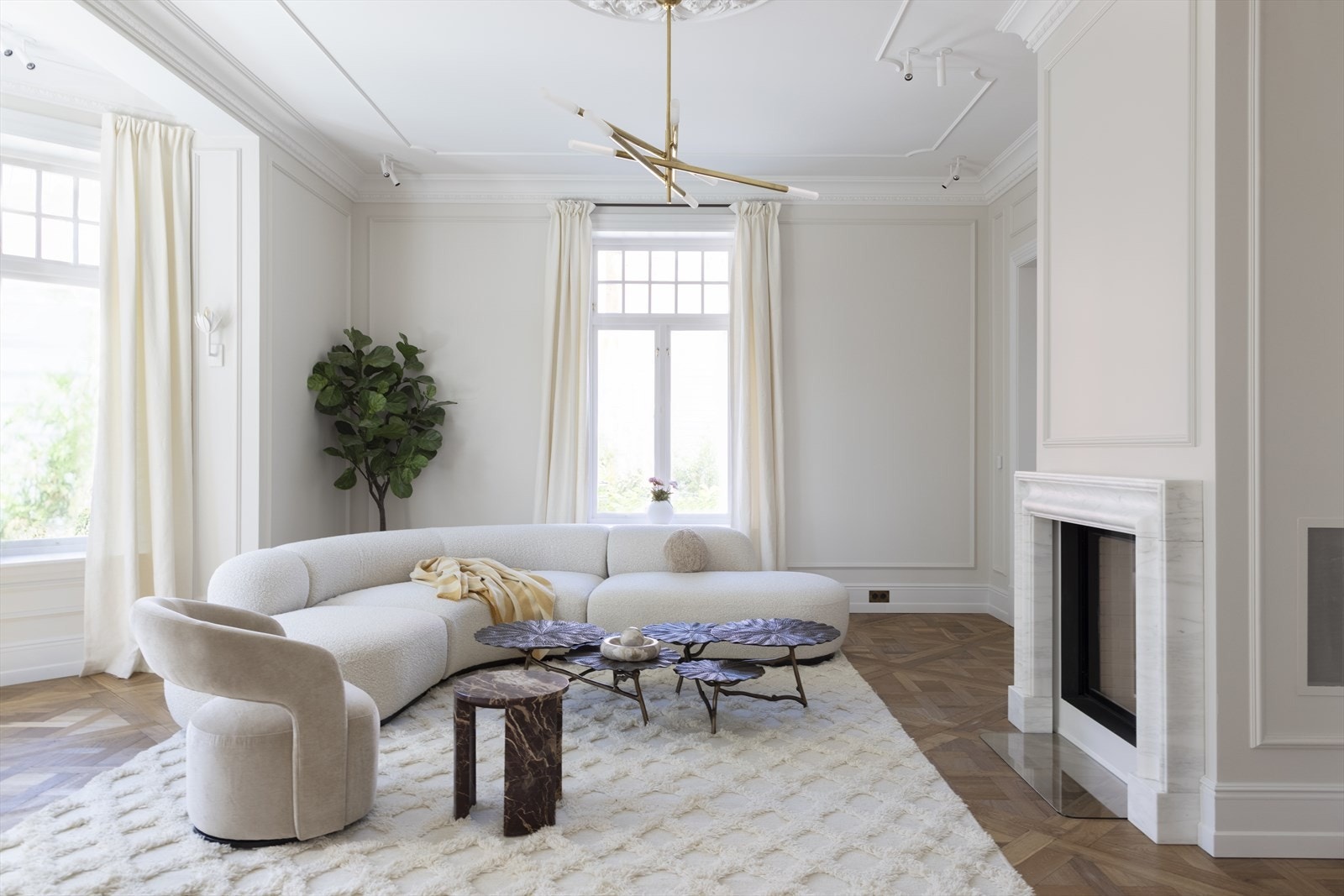 I stuen er det klassisk peisinnramming i ekte marmor importert fra England med Brunner innsats. Galleribilde