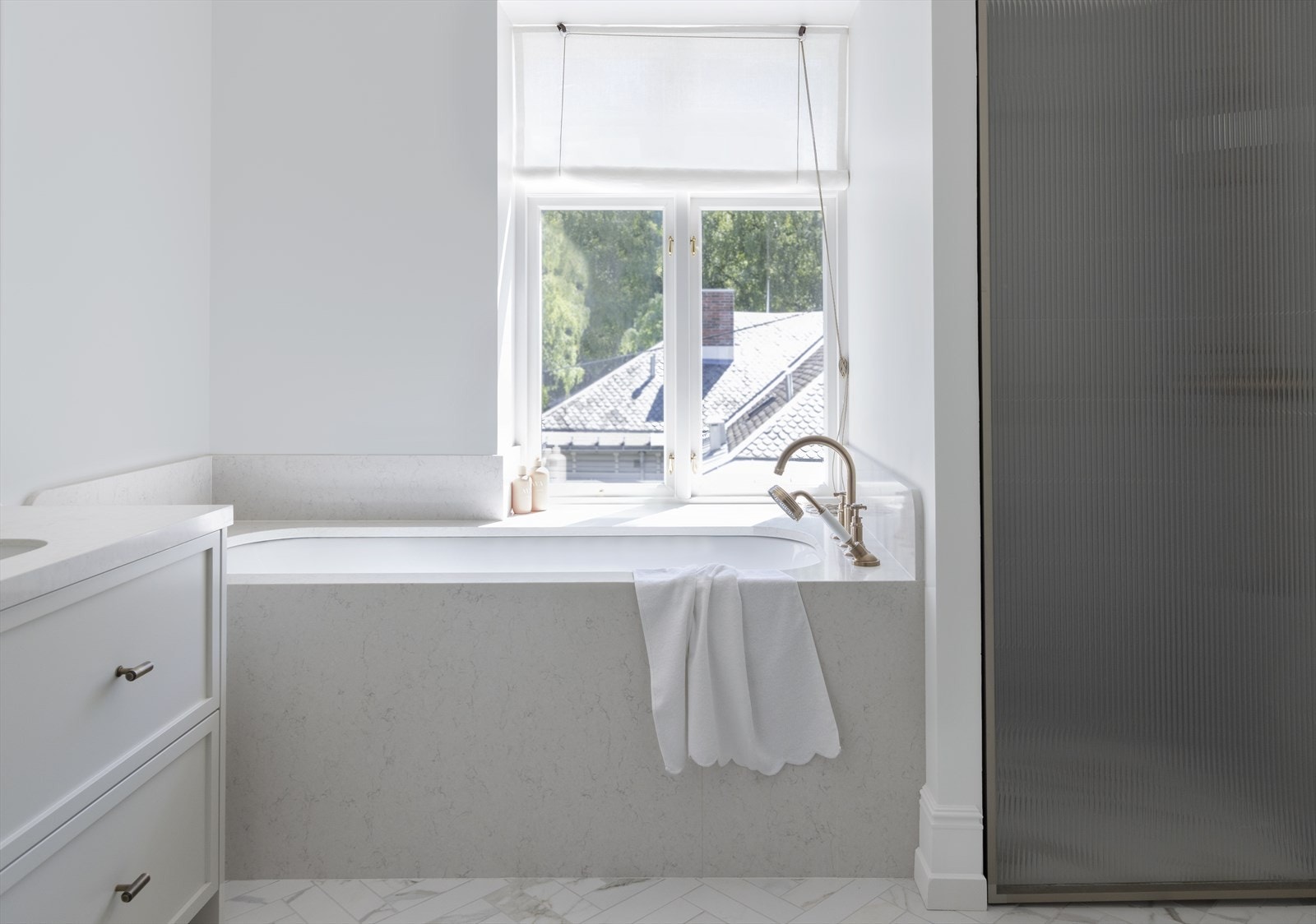 Badet er innredet med både badekar og dusjhjørne, samt vegghengt toalett. Galleribilde