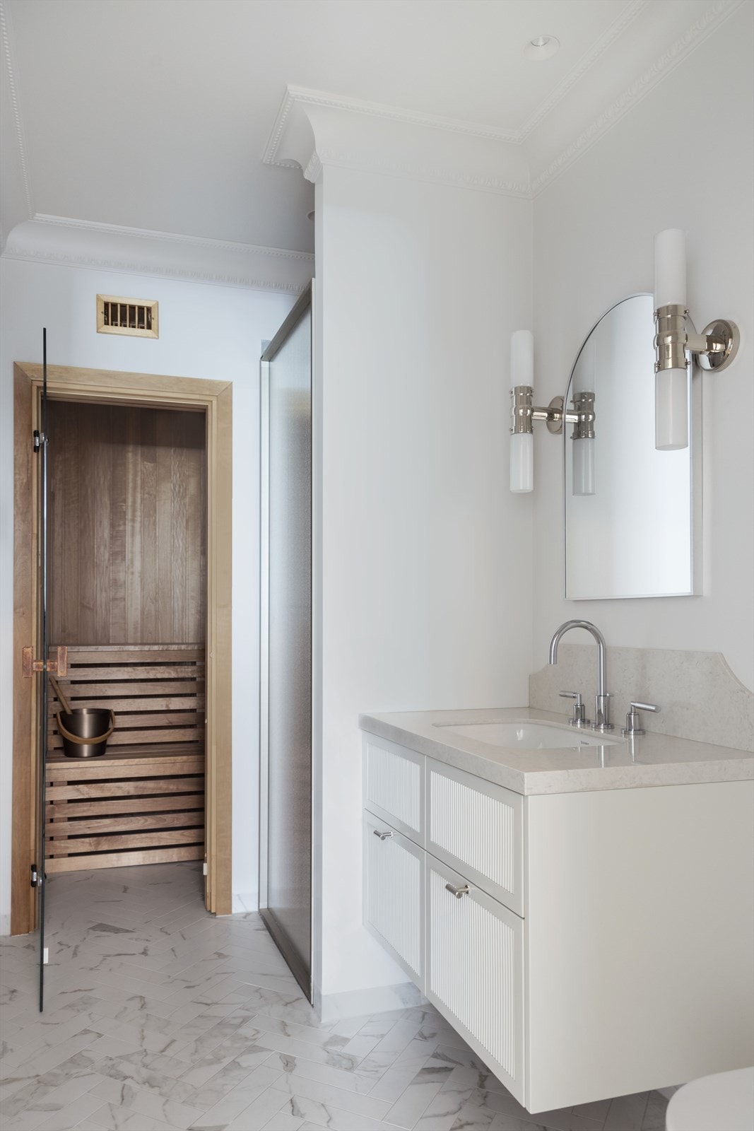 Tilhørende badet i underetasjen er det en deilig badstue, innredet med badstuebenker i tre og elektrisk badstueovn. Galleribilde