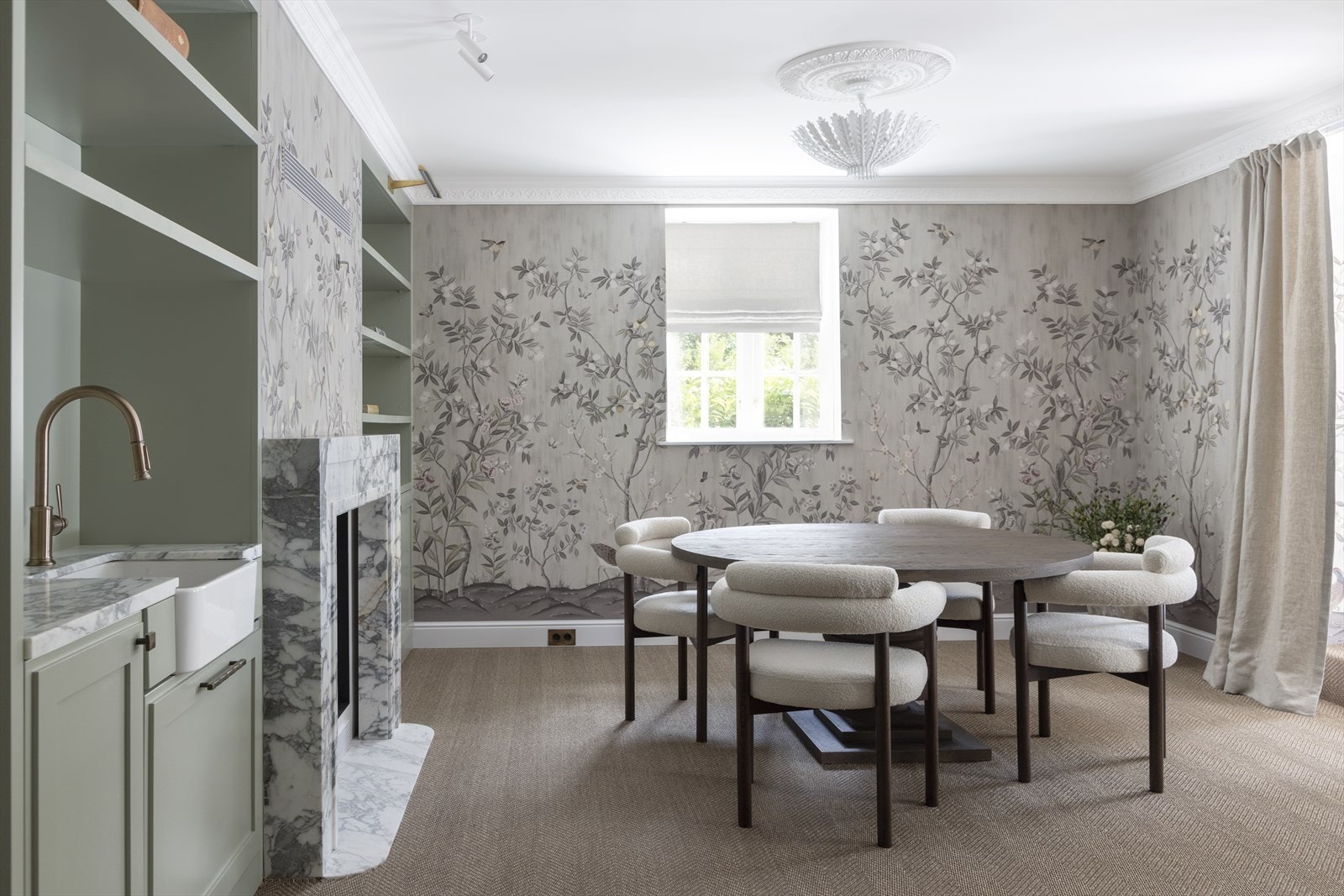 Hagestuen er utstyrt med en lys grønn innredning med skap, benk, hylleplass og vask. Galleribilde