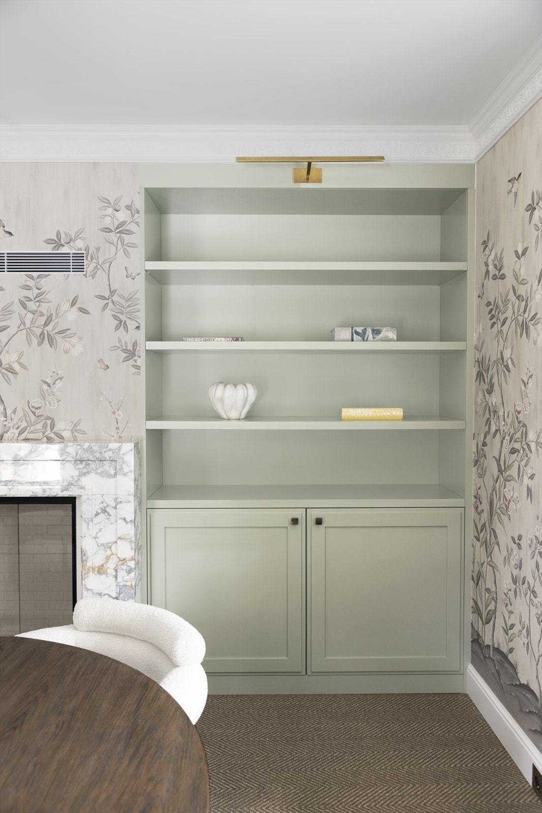 Innredningen er bygget på hver sin side av peisen, som er integrert i innredningen. Galleribilde