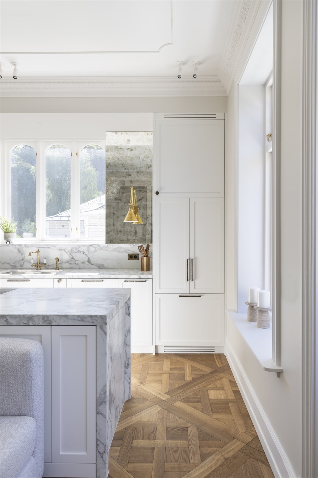 Subtile gullinnslag passer fint inn i kombinasjonen med det lyse og mørke. Galleribilde