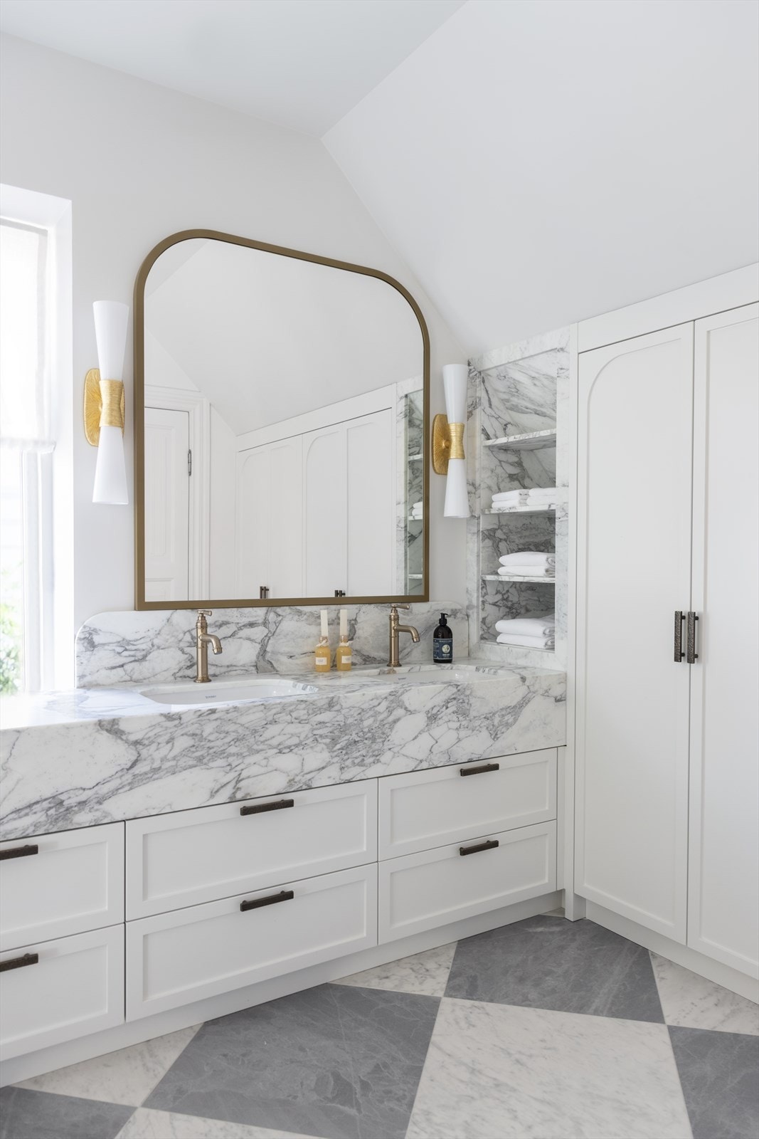 En-suite baderom som oppleves svært lyst og luftig. Eksklusiv benkeplate av marmor med dobbel servant og blandebatteri i børstet utførelse. Galleribilde